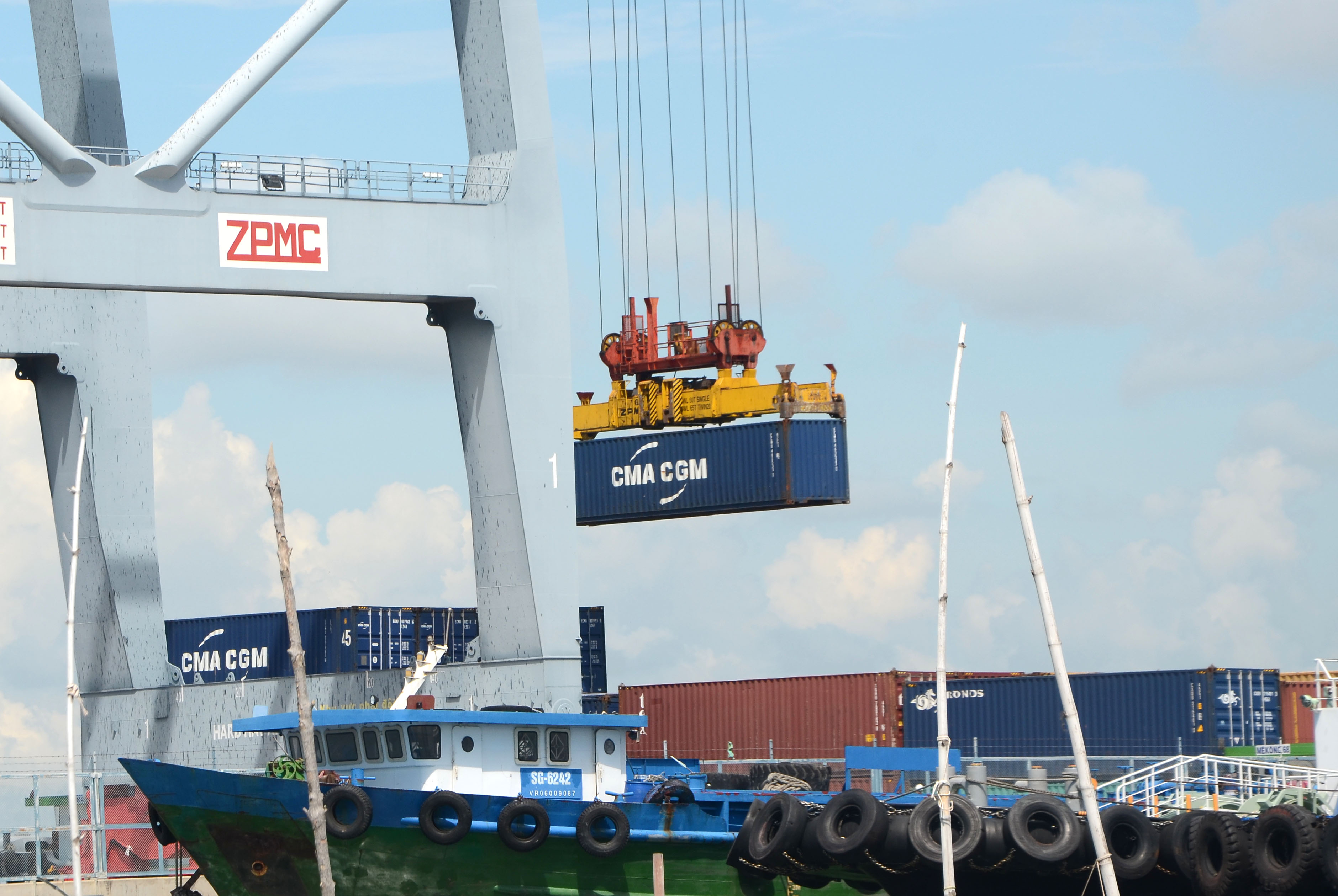 Bốc dỡ container tại cảng CMIT (Bà Rịa - Vũng Tàu). Ảnh: THỤY NHIÊN