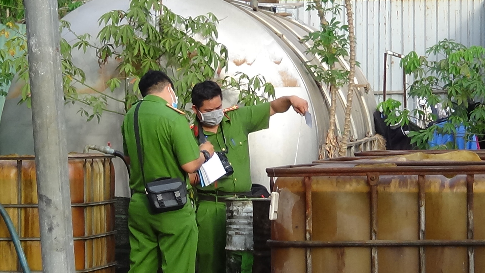 Lực lượng công an triệt phá cơ sở nấu dầu nhớt trái phép có quy mô lớn ở xã Bình Trung.