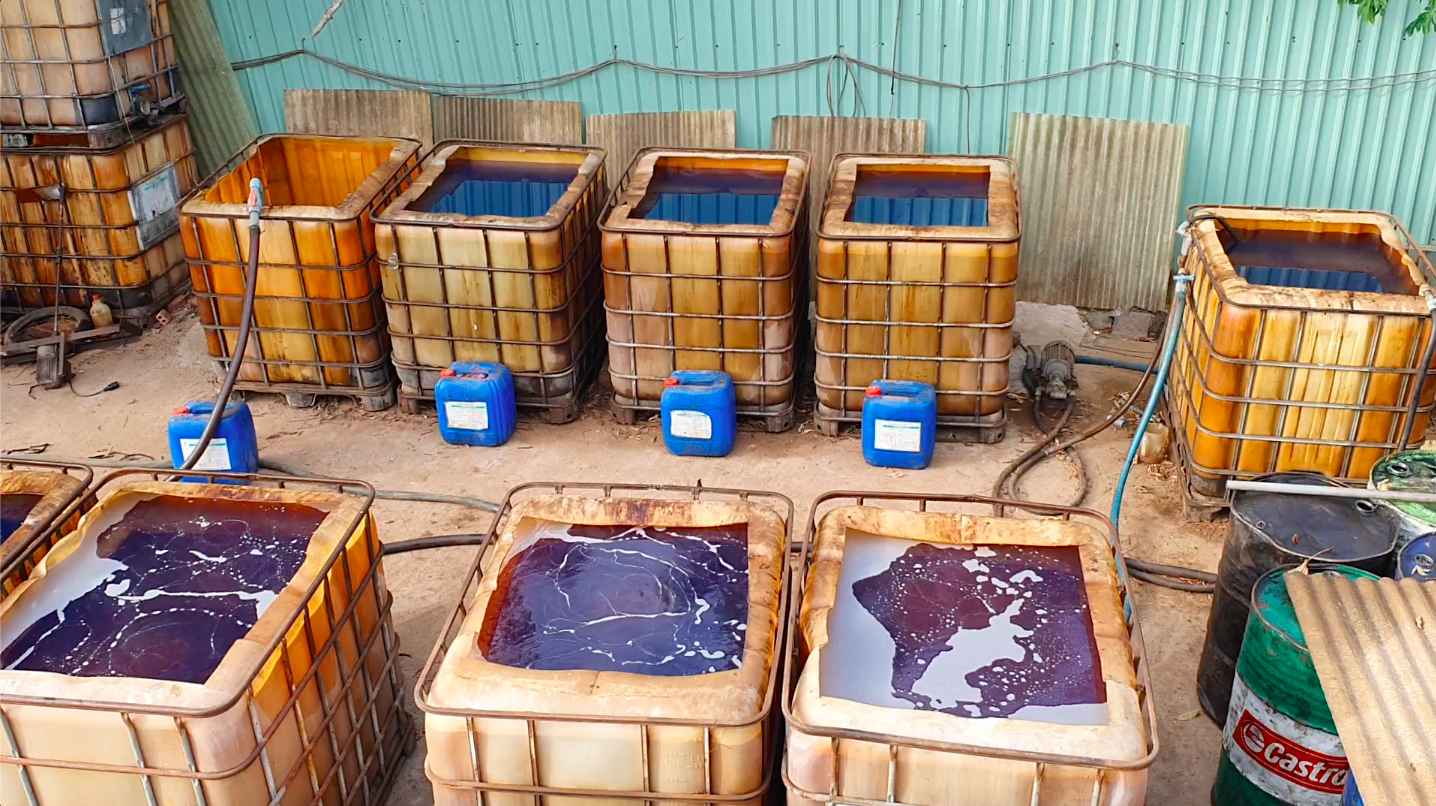 Công an xác định đây là cơ sở sản xuất trái phép có công suất lớn, trung bình khoảng 200 ngàn lít/tháng cung cấp ra thị trường.