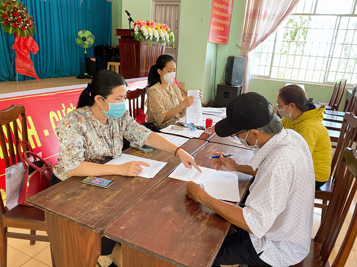 Ban Điều hành Quỹ Hỗ trợ nông dân tỉnh hướng dẫn hội viên làm thủ tục vay vốn.