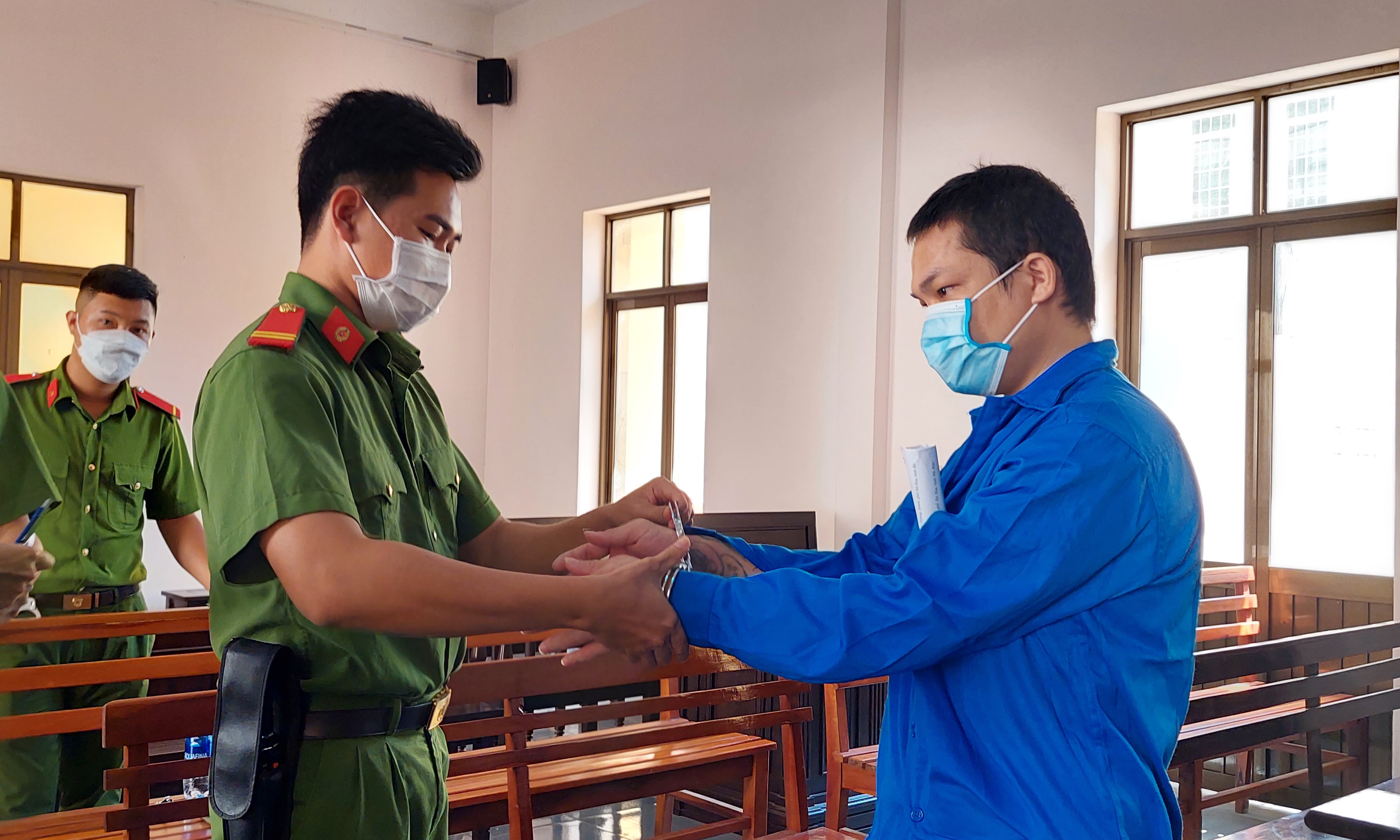 Phiên toà xét xử Đào Văn Bé tạm hoãn do vắng người có quyền lợi nghĩa vụ liên quan, người làm chứng. 