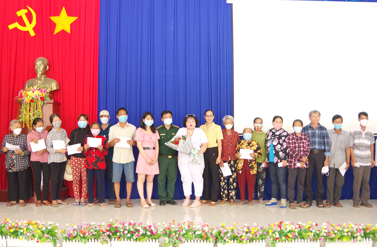 Chi đoàn Đồn Biên phòng Phước Thuận, Hội LHPN xã Phước Thuận và Công ty Bất động sản Elly Nguyễn trao quà cho hộ nghèo xã Phước Thuận, huyện Xuyên Mộc.
