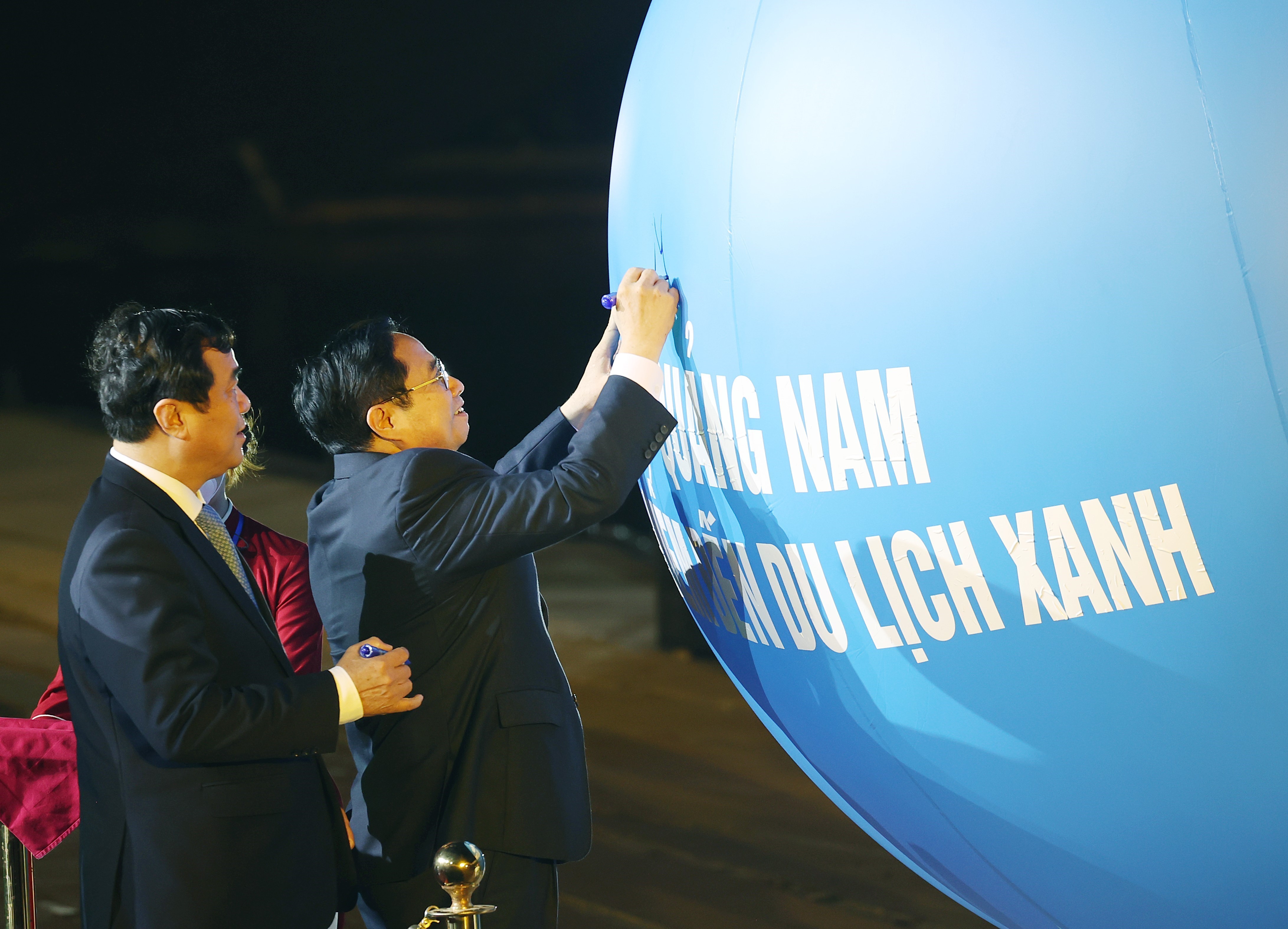 Thủ tướng Phạm Minh Chính ký gửi thông điệp về phát triển du lịch xanh bảo vệ môi trường và hành tinh xanh. Ảnh: DƯƠNG GIANG
