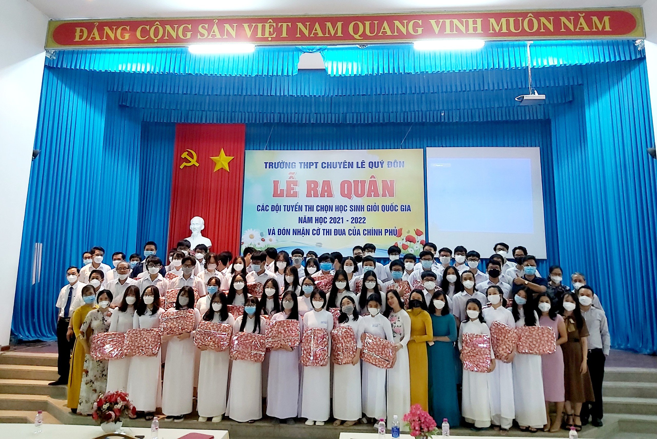 HS tỉnh BR-VT tham dự kỳ thi chọn HS giỏi Quốc gia năm học 2021-2022 chụp hình lưu niệm cùng các thầy cô giáo tại Lễ ra quân.