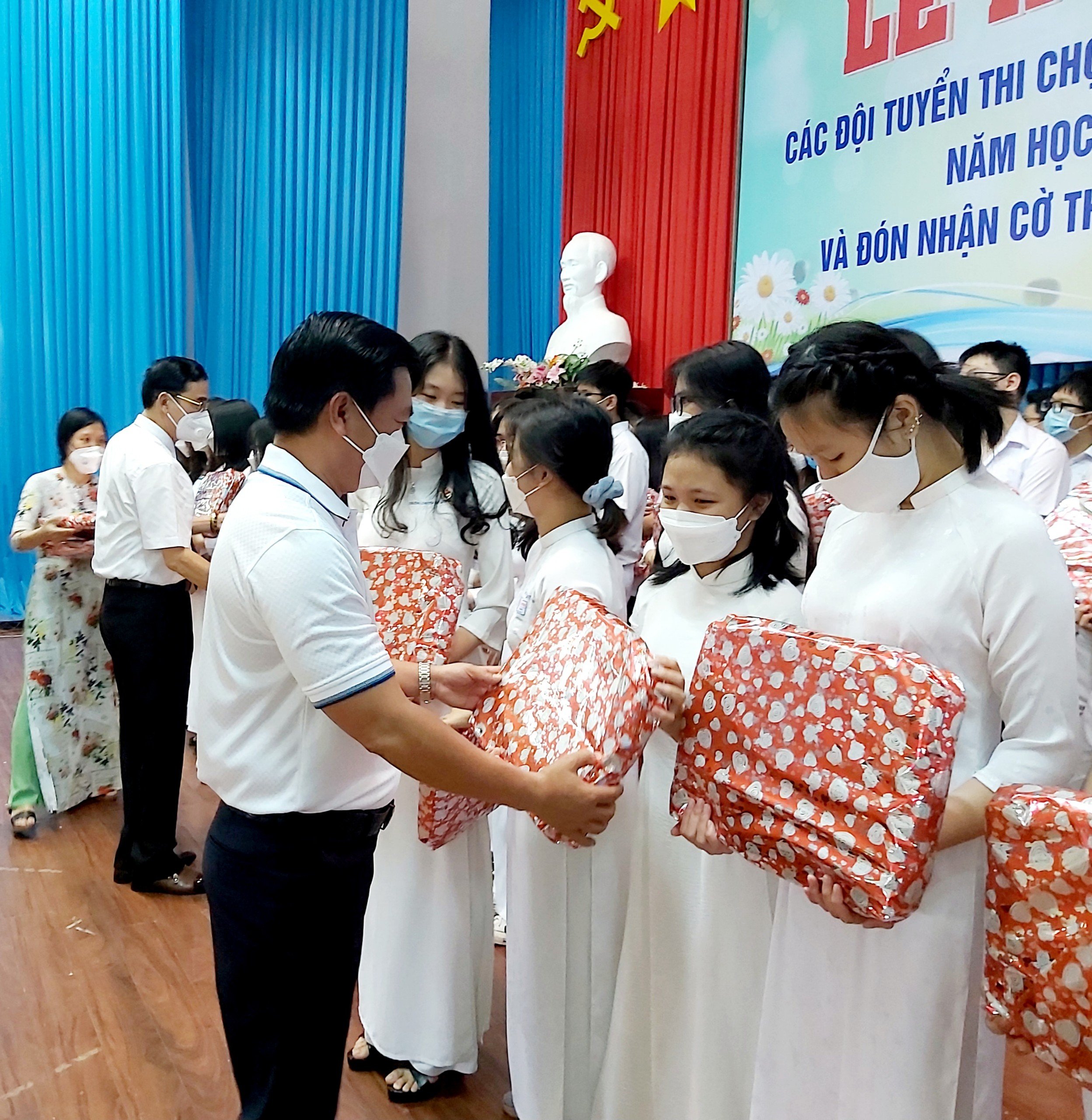 Đại diện Hội cha mẹ HS Trường THPT chuyên Lê Quý Đôn trao quà cho các em HS tham dự kỳ thi tại Lễ ra quân.