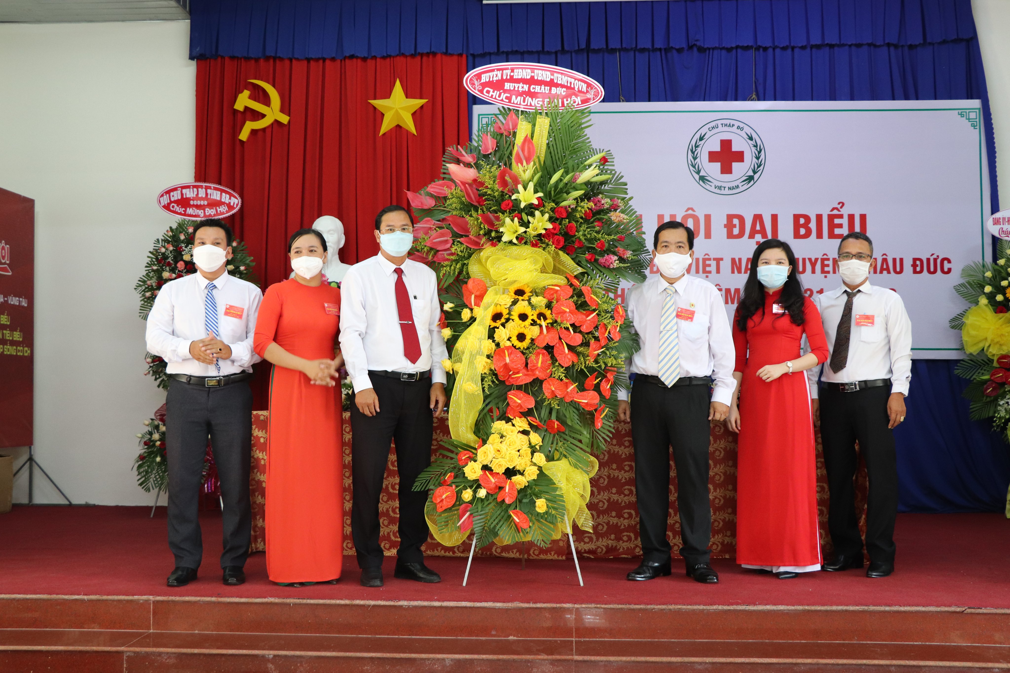 Ông Nguyễn Tấn Bản (thứ ba từ trái vào), Phó Bí thư Thường trực Huyện ủy Châu Đức tặng hoa chúc mừng Đại hội.