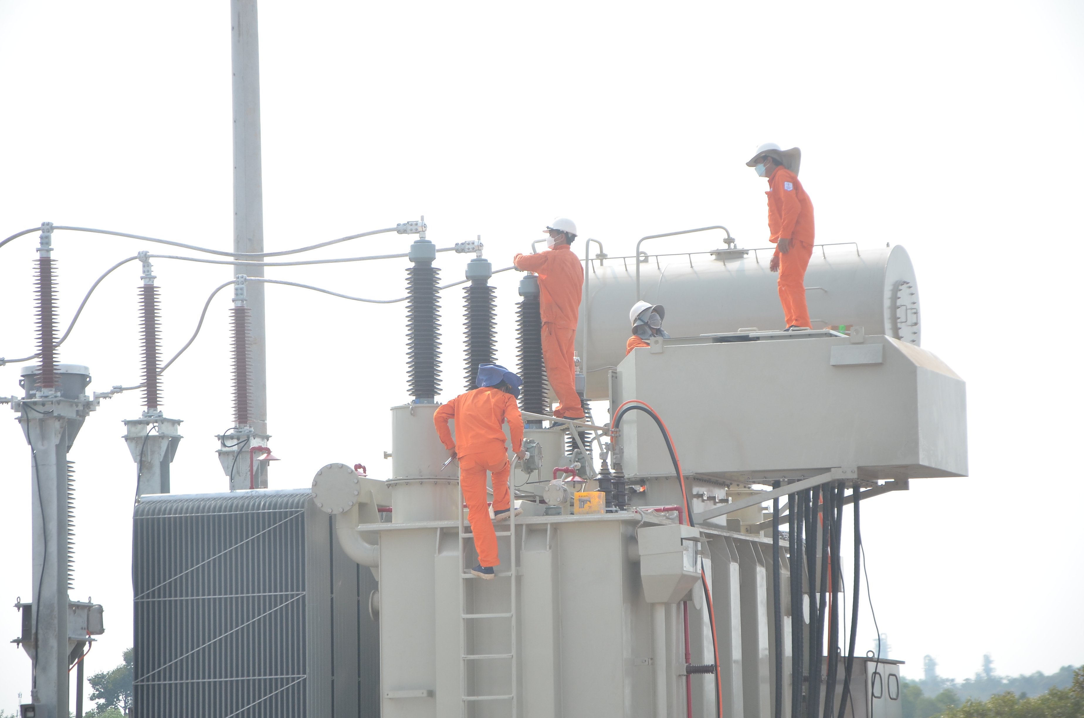Trạm 110kV Long Sơn được đưa vào vận hành giúp bảo đảm phụ tải cho khu lọc dầu Long Sơn, cấp điện cho xã đảo Long Sơn, cũng như phát triển kinh tế xã hội của tỉnh.
