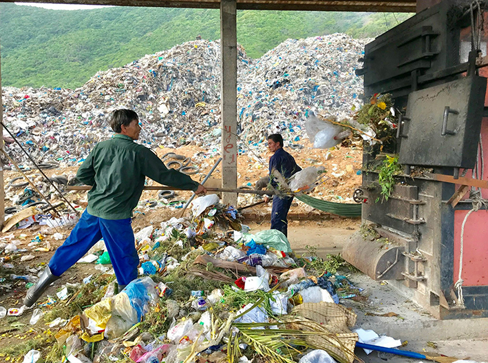 Rác thải sinh hoạt gia tăng đang tạo thêm áp lực về phát triển bền vững tại huyện Côn Đảo. Trong ảnh: Xử lý rác thải tại khu vực Bãi Nhát.