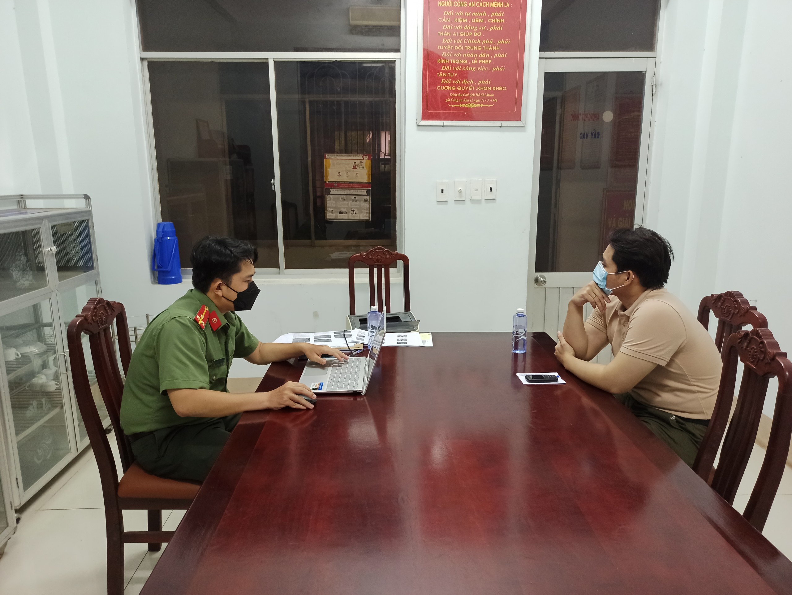 Công an huyện Đất Đỏ làm việc với Nguyễn Minh L.
