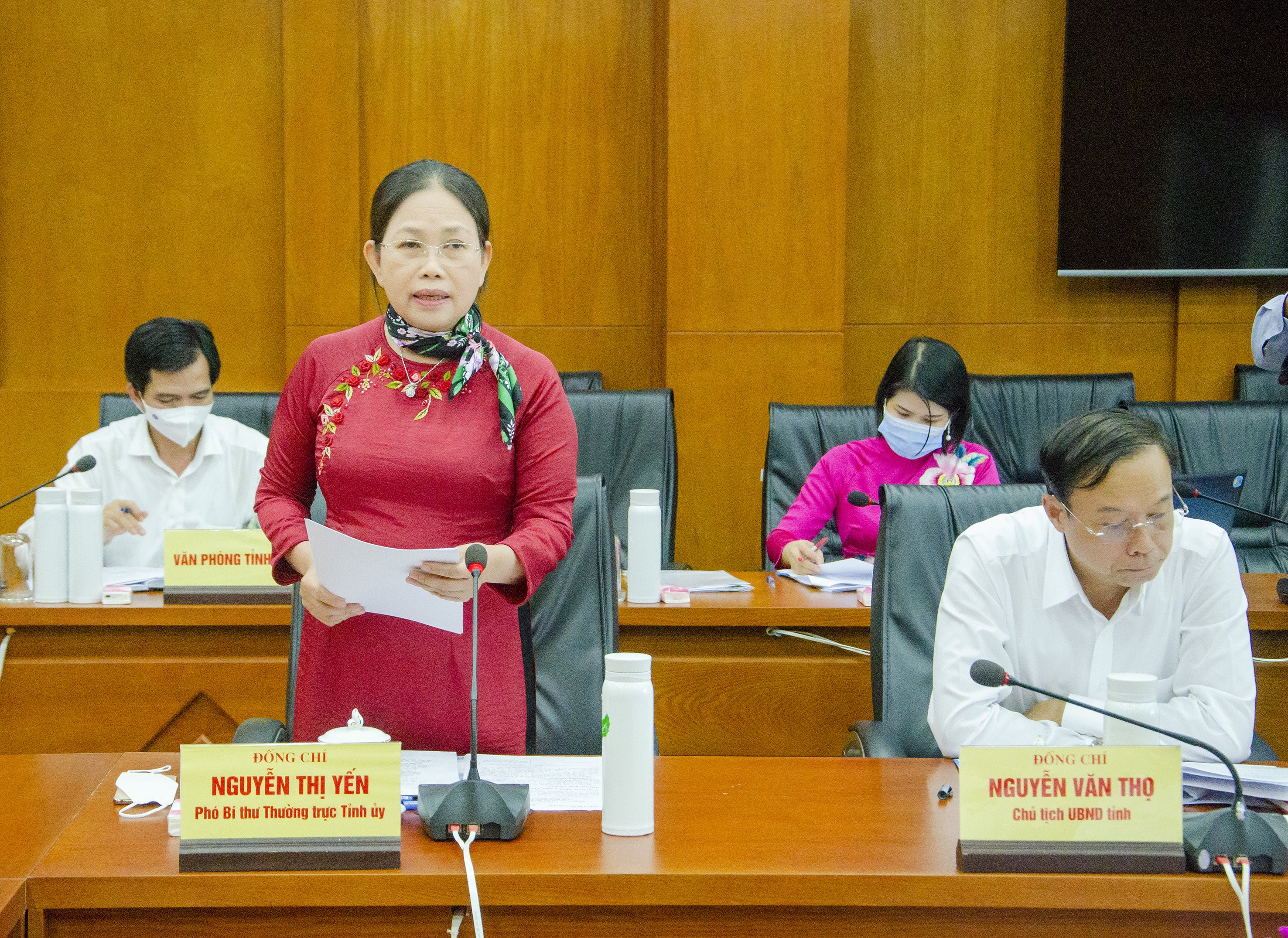 Bà Nguyễn Thị Yến, Phó Bí thư Thường trực Tỉnh ủy, Trưởng Đoàn ĐBQH tỉnh trình bày Báo cáo tổng kết 15 năm thực hiện Nghị quyết số 15-NQ/TW của Tỉnh ủy.