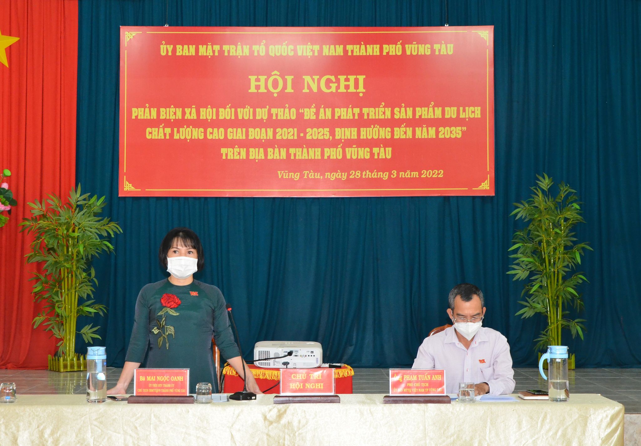 Bà Mai Ngọc Oanh, Chủ tịch UBMTTQ Việt Nam TP.Vũng Tàu chủ trì, phát biểu tại hội nghị.