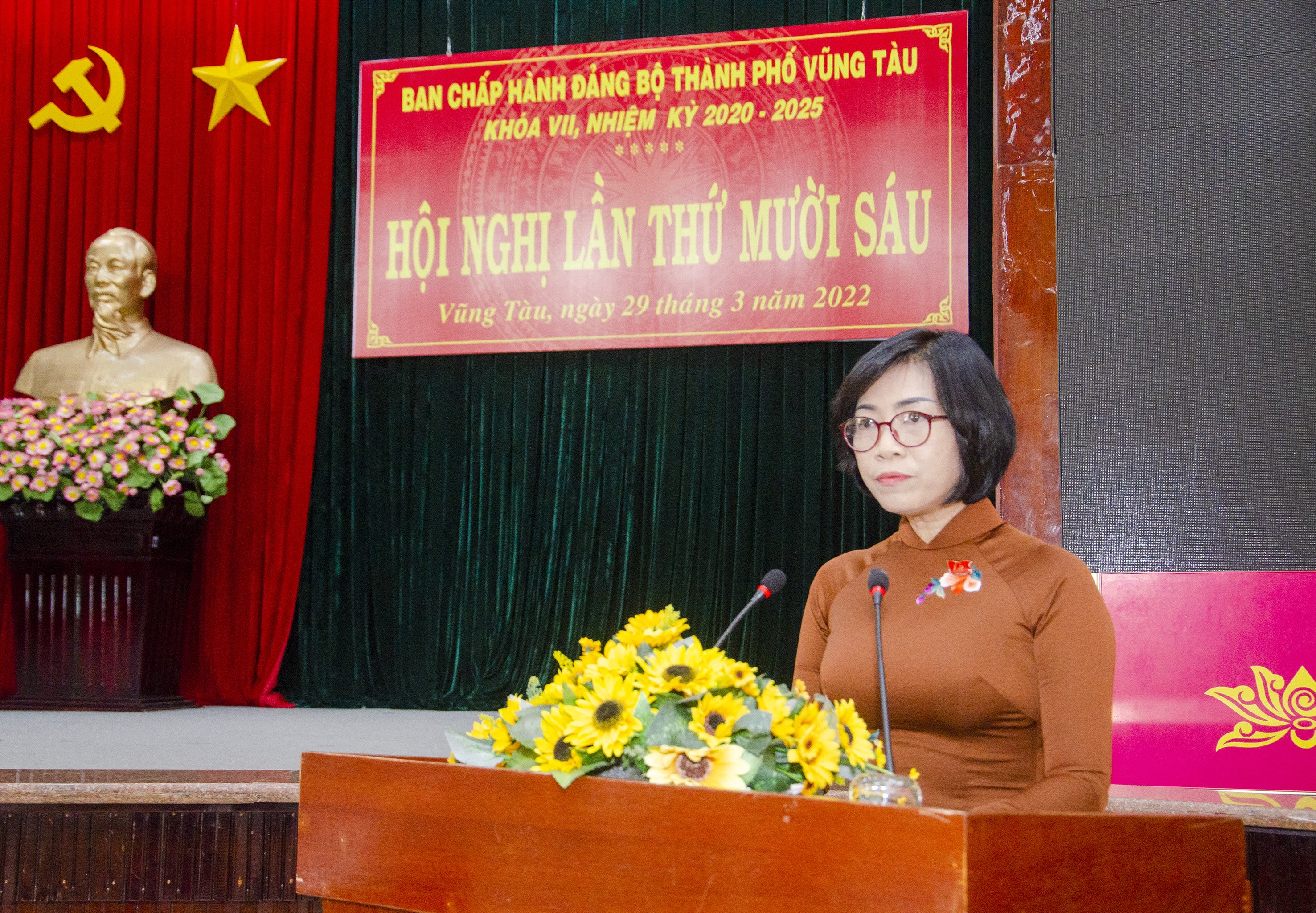 Bà Lê Thị Thanh Bình, Phó Bí thư Thường trực Thành ủy, Chủ tịch HĐND TP.Vũng Tàu trình bày báo cáo tình hình thực hiện công tác quý I và một số nhiệm vụ trọng tâm quý II năm 2022.