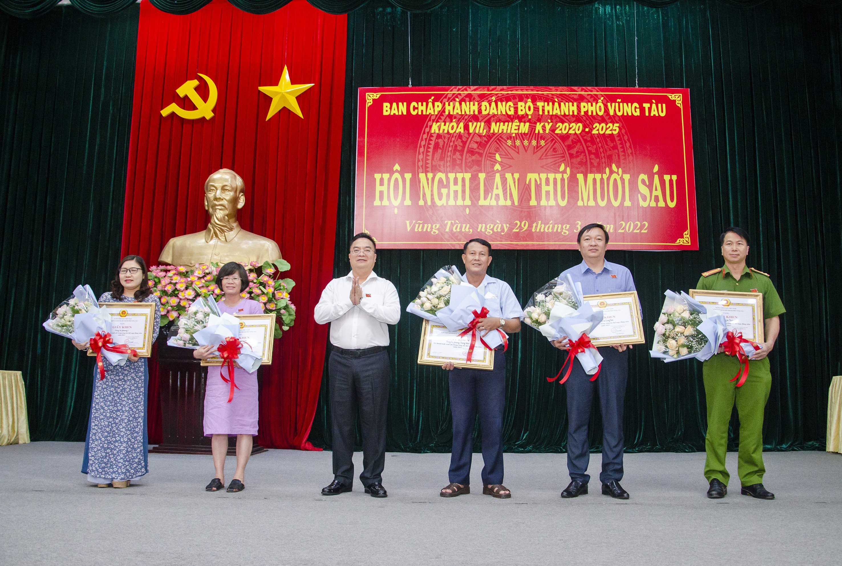 Ông Hoàng Vũ Thảnh, Phó Bí thư Thành ủy, Chủ tịch UBND TP.Vũng Tàu trao Giấy khen cho các Đảng bộ cơ sở có thành tích xuất sắc trong công tác kết nạp đảng viên năm 2021.
