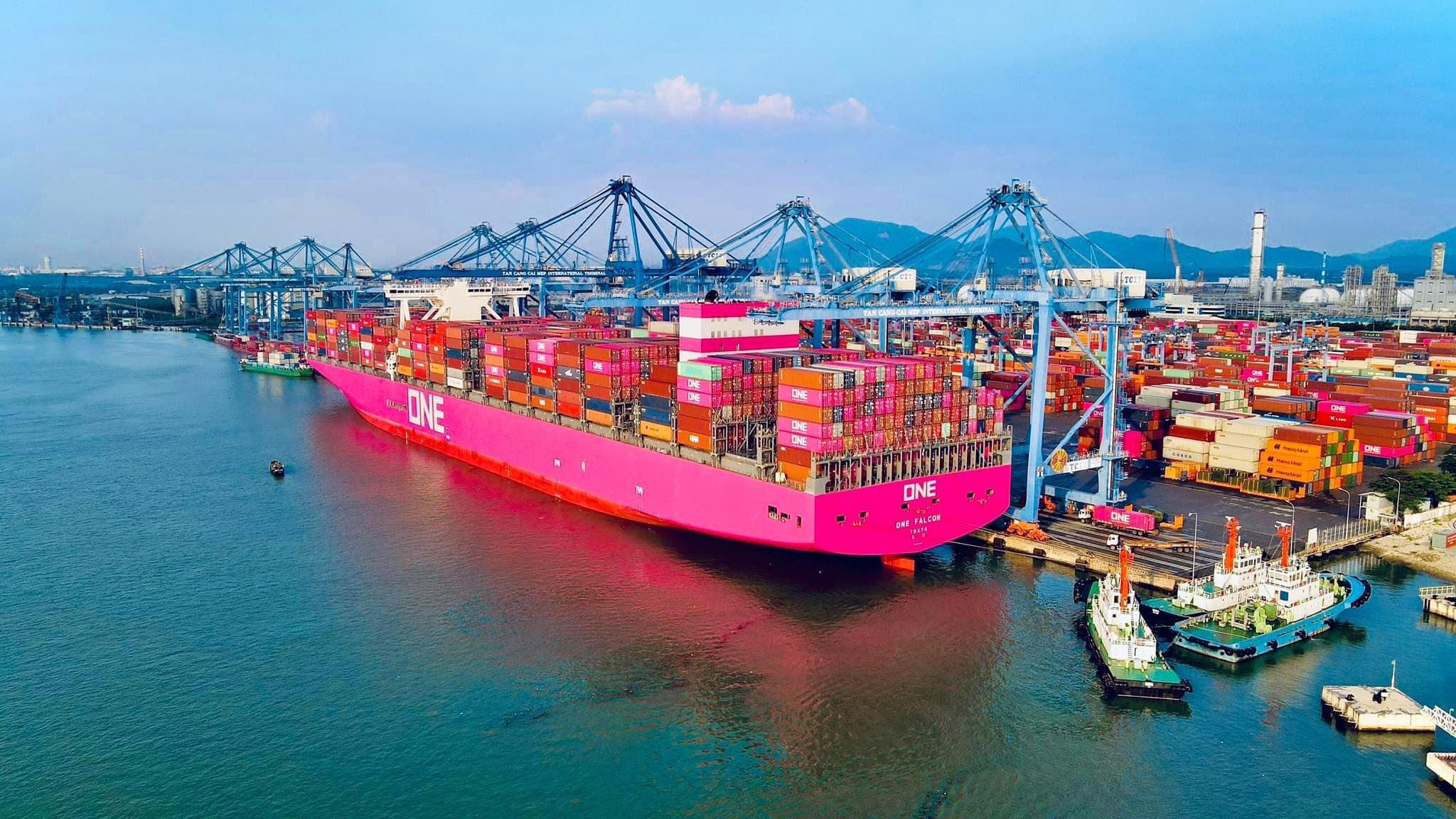 Các tàu mẹ có sức chở lên đến 11.000 TEUs vào khu vực Cái Mép là tiền đề cơ bản và có sức thuyết phục nhất trong việc phát triển cụm CM-TV thành cảng trung chuyển quốc tế. Trong ảnh: Tàu trọng tải hơn 140 ngàn TEUs cập cảng Gemalink.