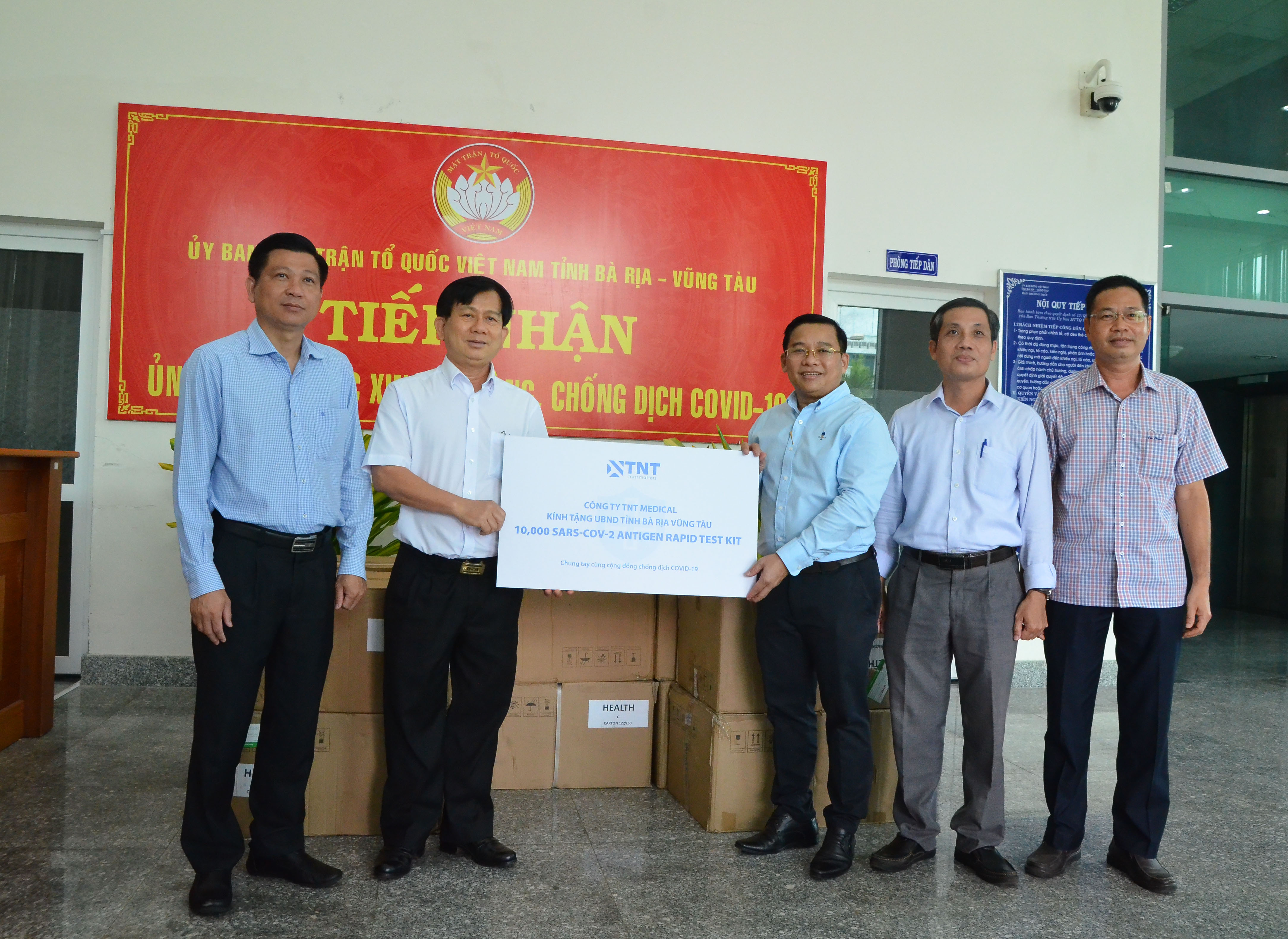 Ông Trần Văn Tuấn (bìa trái), Phó Chủ tịch UBND tỉnh; ông Nguyễn Kế Toại (thứ hai từ phải qua), Phó Chủ tịch UBMTTQ Việt Nam tỉnh tiếp nhận vật tư y tế do Công ty TNHH Thương mại và  Công nghệ kỹ thuật TNT tặng.
