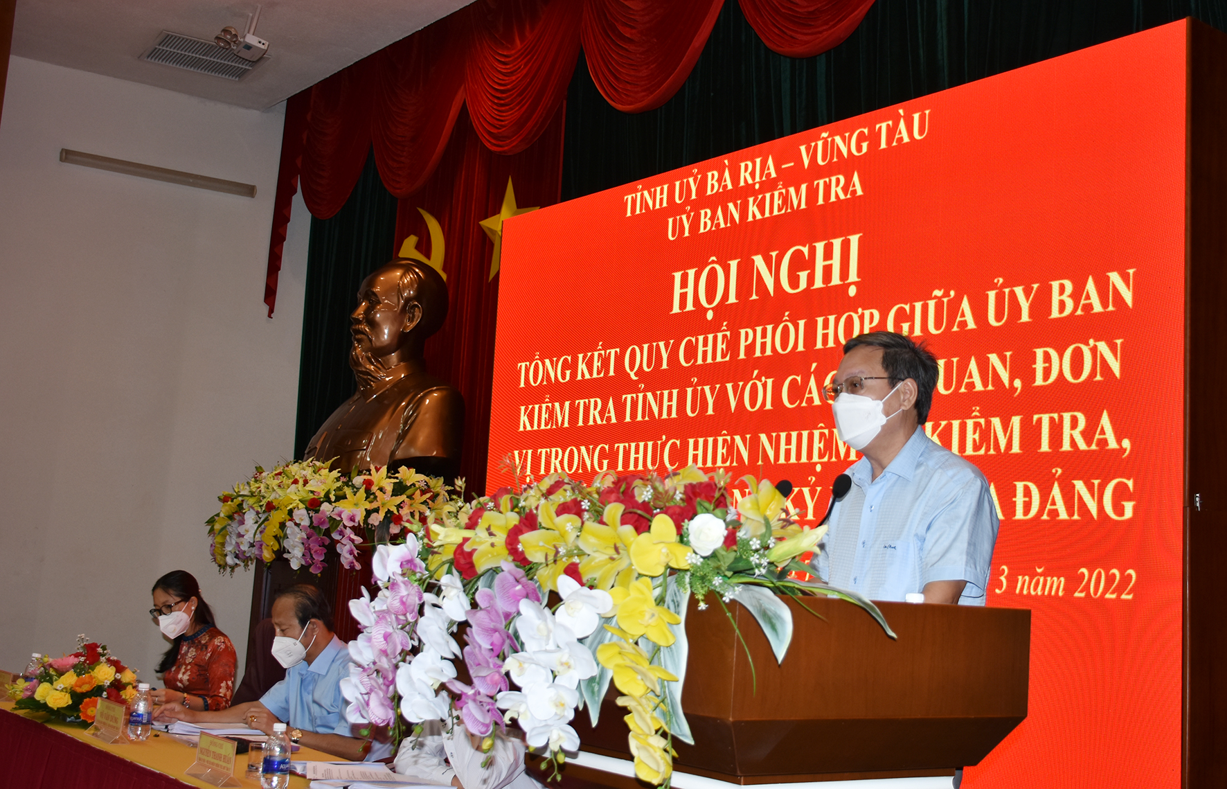 Ông Huỳnh Bách Chiến, Phó Trưởng Ban Tổ chức Tỉnh ủy phát biểu tham luận tại hội nghị.