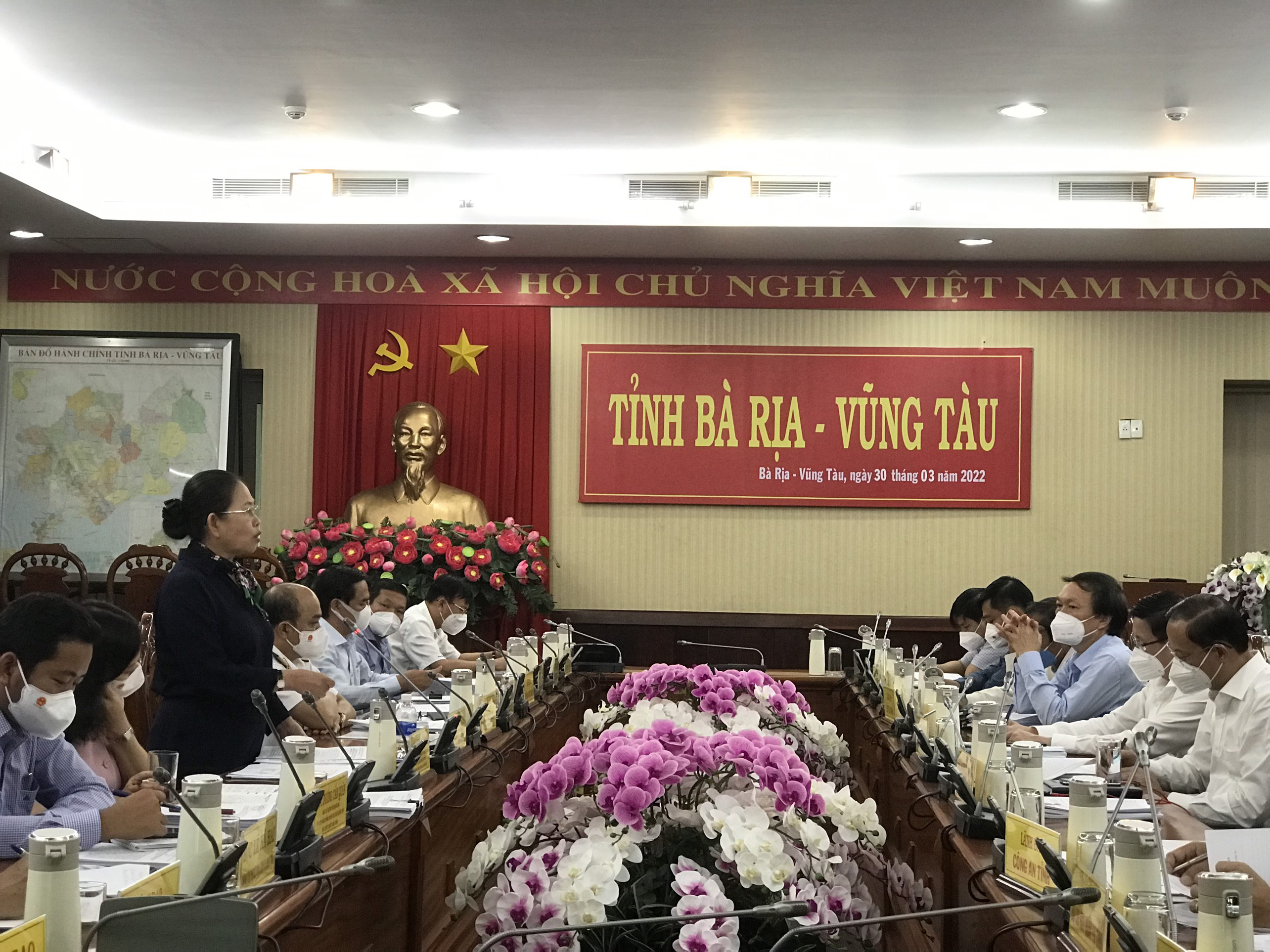 Bà Nguyễn Thị Yến, Phó Bí thư Thường trực Tỉnh ủy, Trưởng Đoàn đại biểu Quốc hội tỉnh phát biểu tại buổi giám sát. Ảnh: THANH HẢI