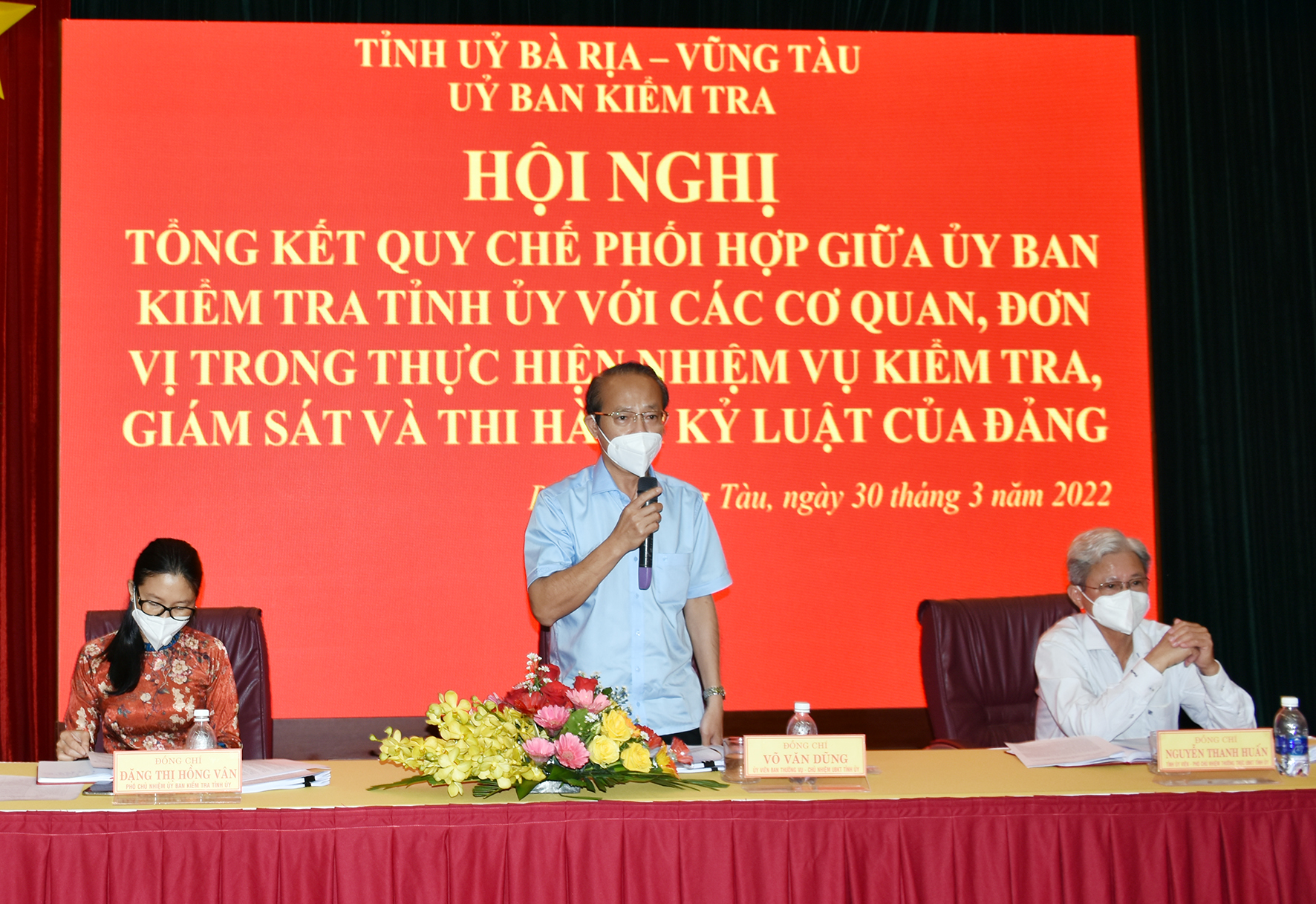 Ông Võ Văn Dũng, Ủy viên Ban Thường vụ Tỉnh ủy, Chủ nhiệm UBKT Tỉnh ủy  và các Phó Chủ nhiệm UBKT Tỉnh ủy chủ trì hội nghị.