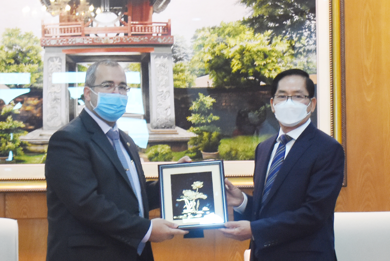 Bí thư Tỉnh ủy Phạm Viết Thanh tặng quà lưu niệm cho ông ông Timur Sadykov, Tổng lãnh sự Quán Liên bang Nga tại TP.Hồ Chí Minh