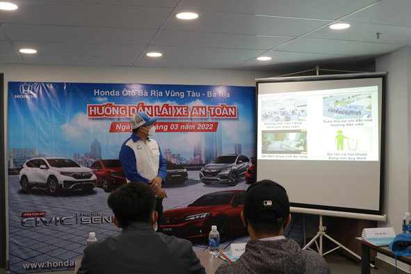 Học viên học lý thuyết.