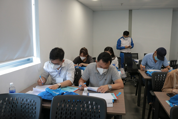 Học viên làm bài lý thuyết.