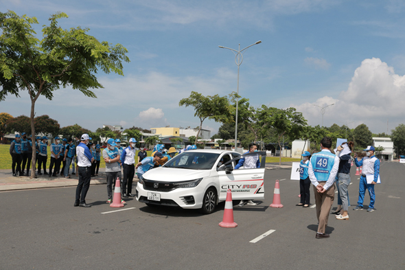 Đại diện Honda Ôtô Bà Rịa Vũng Tàu - Bà Rịa hướng dẫn các kỹ năng lái xe an toàn cho học viên.
