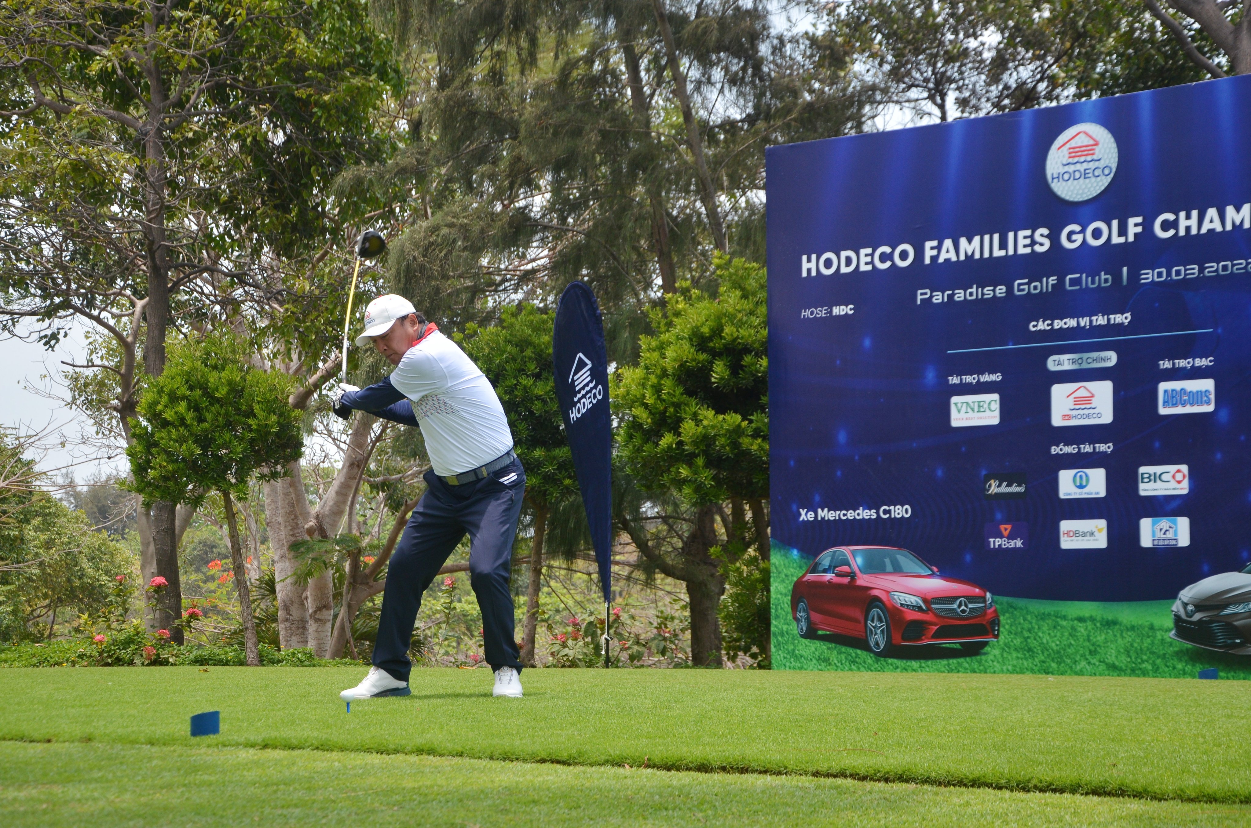 Golfer thi đấu tại giải.