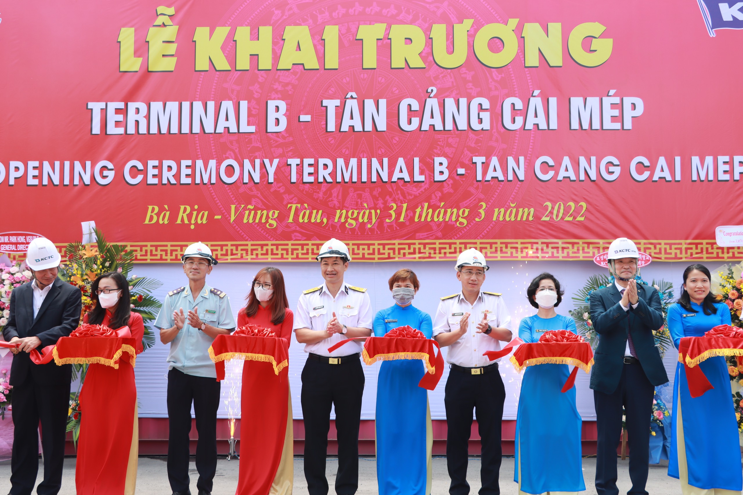 Lãnh đạo Công ty CP Tân Cảng - Cái Mép (TCCT) cùng Công ty TNHH KCTC Việt Nam cắt băng khai trương Terminal B - Tân Cảng Cái Mép.