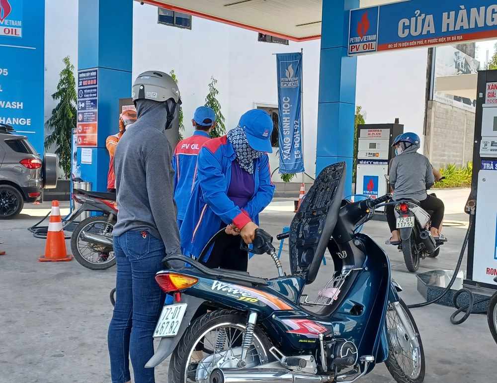 Giá xăng giảm hơn 1.000 đồng/lít từ 0 giờ ngày 1/4. Trong ảnh: Người dân đổ xăng tại một cây xăng ở phường Phước Hiệp, TP. Bà Rịa. Ảnh: ĐÔNG HIẾU