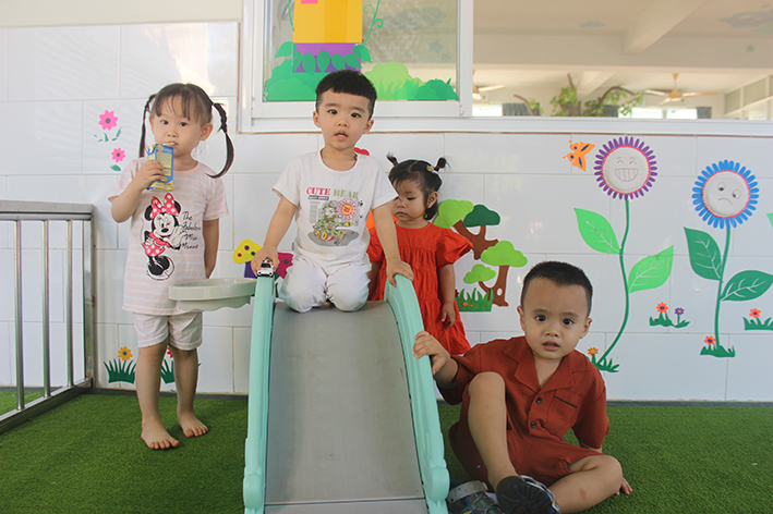 Quốc Đạt (thứ 2 từ trái sang) vui chơi cùng các bạn. Ảnh: KHÁNH CHI