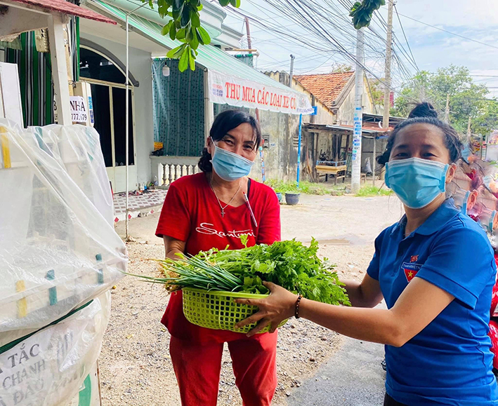 Chị Hạnh tặng rau cho người dân hoàn cảnh khó khăn do ảnh hưởng dịch COVID-19.