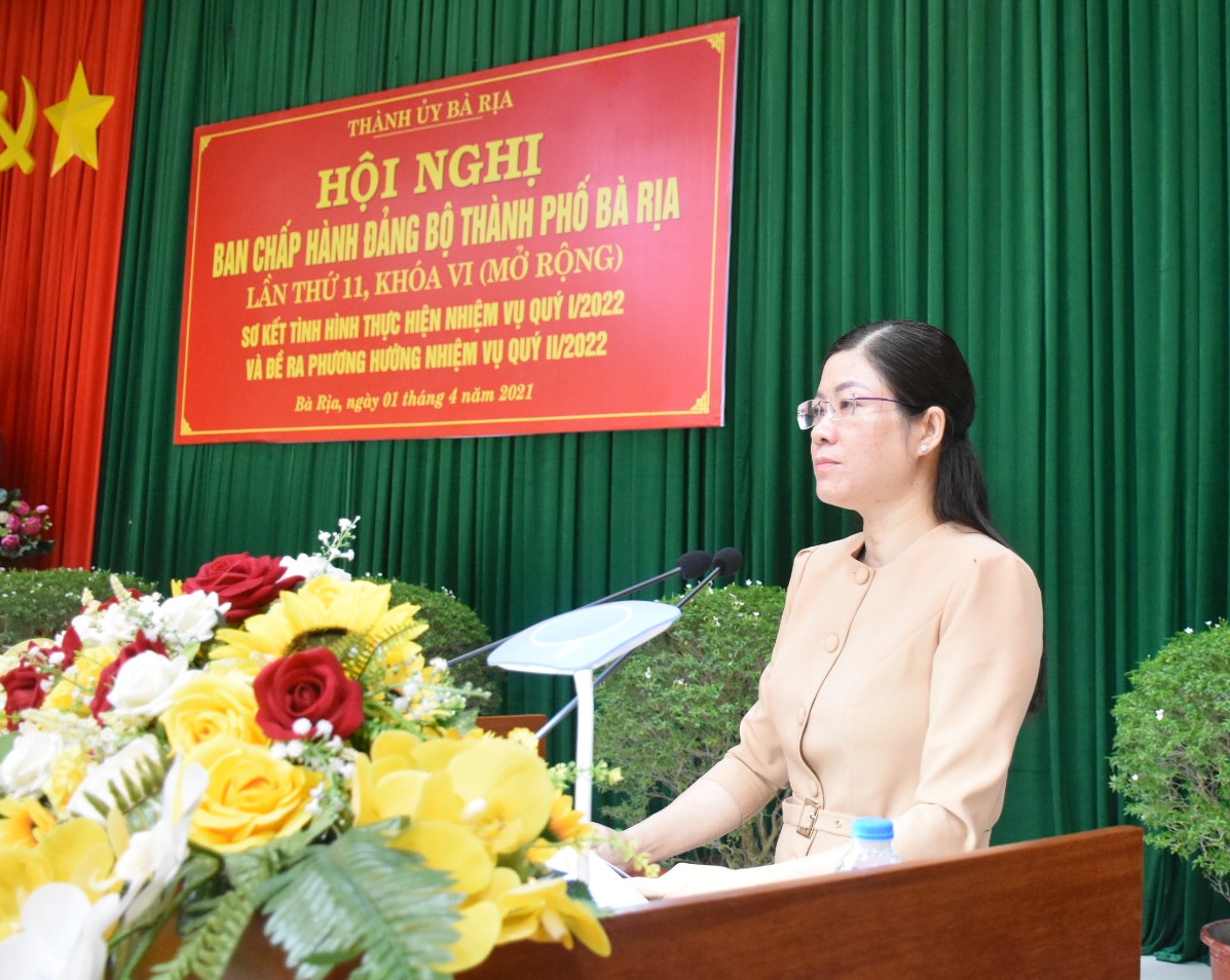 Phó Bí thư Thường trực Thành ủy Bà Rịa Lê Thị Thủy trình bày báo cáo tình hình kinh tế-xã hội, quốc phòng-an ninh, xây dựng Đảng quý I  và phương hướng, nhiệm vụ quý II năm 2022.