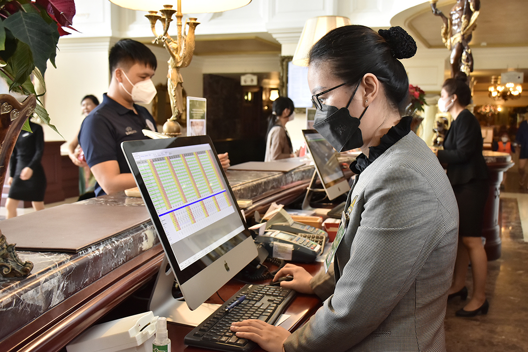 Nhân viên khách sạn Imperial theo dõi lượng khách đặt phòng bằng phần mềm quản lý phòng.