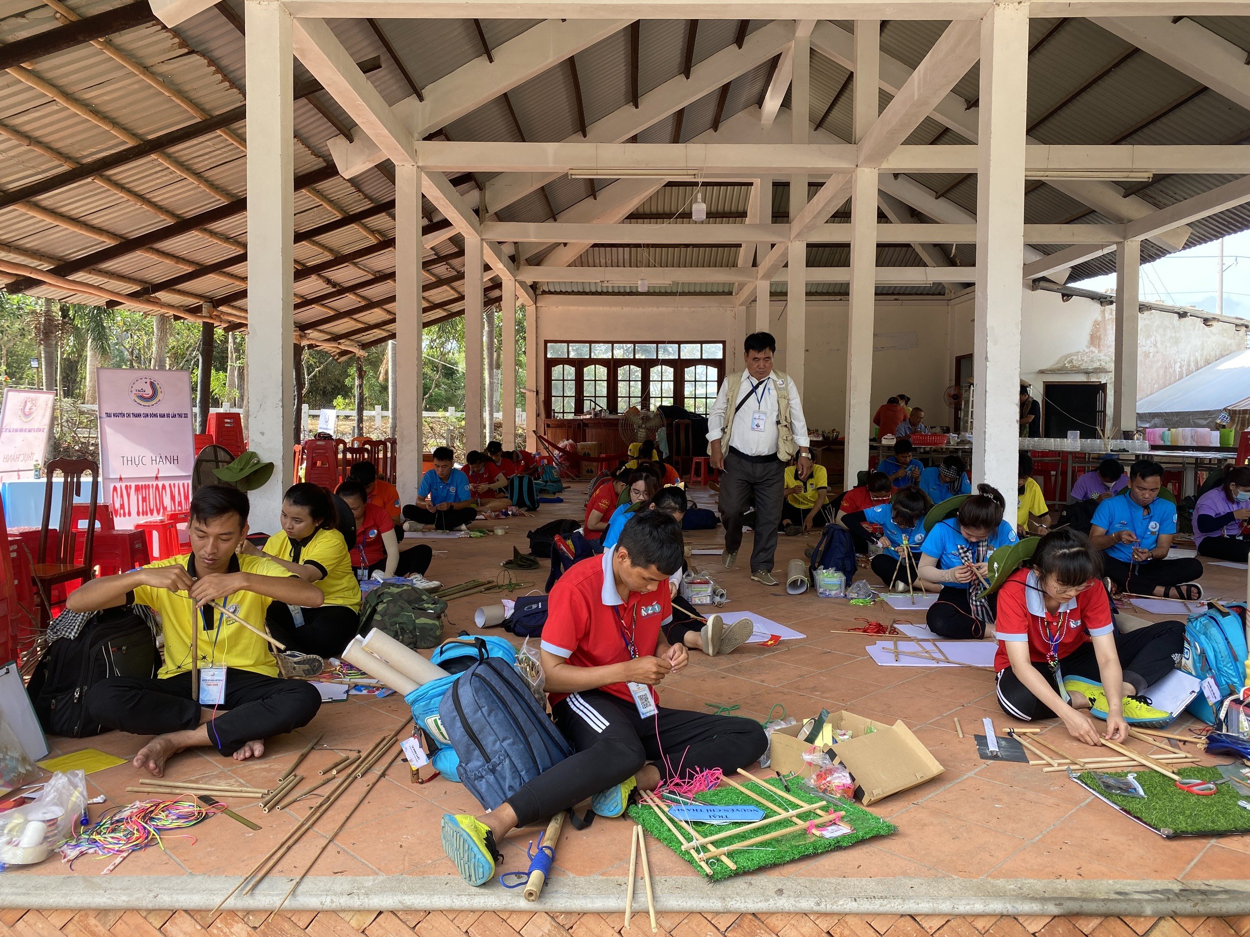 Các trại sinh với phần thi làm thủ công trại.