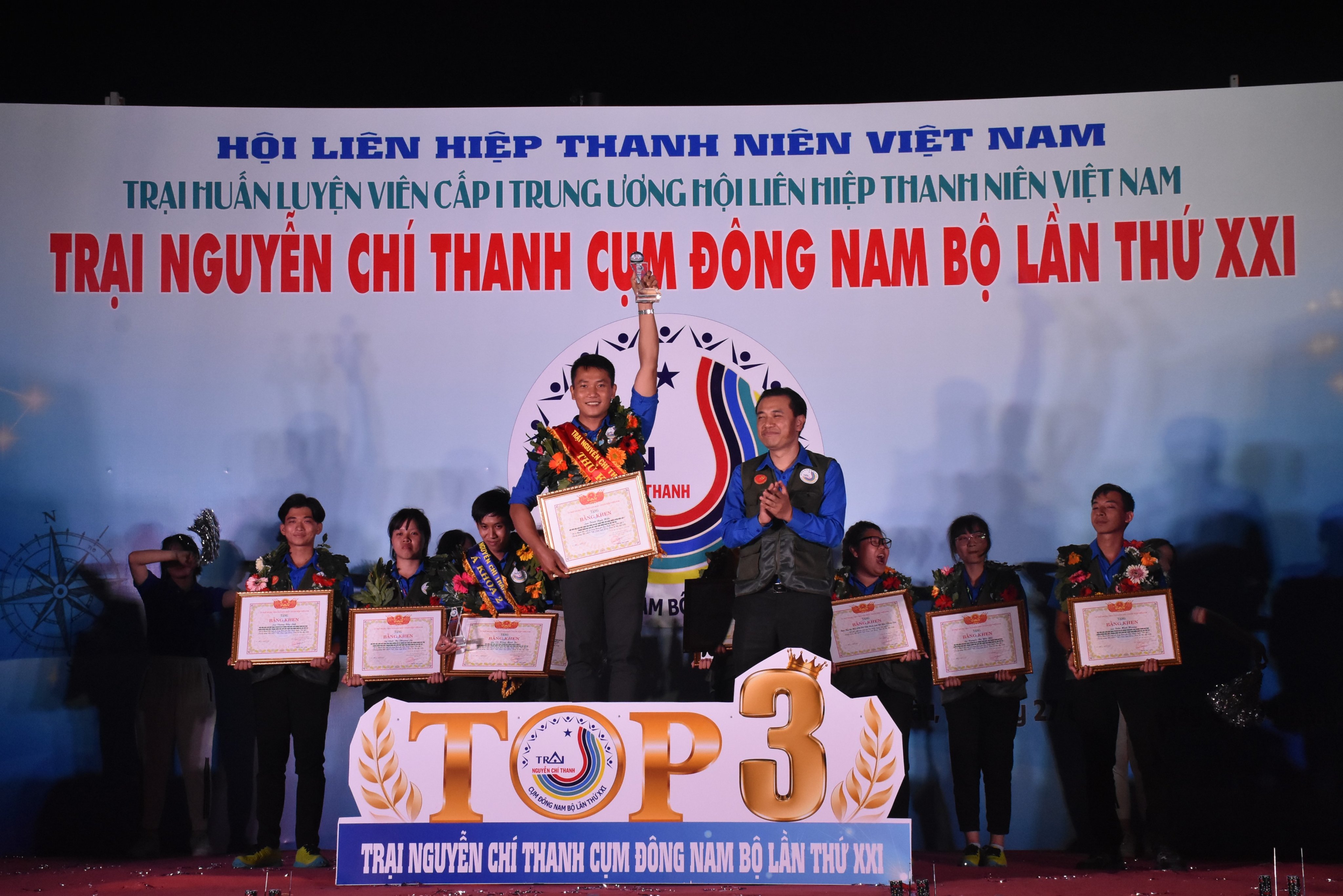 Đại diện Ban tổ chức trao cúp, Bằng khen và dây đeo vai cho trại sinh đạt thành tích thủ khoa của hội trại Nguyễn Chí Thanh lần thứ XXI.