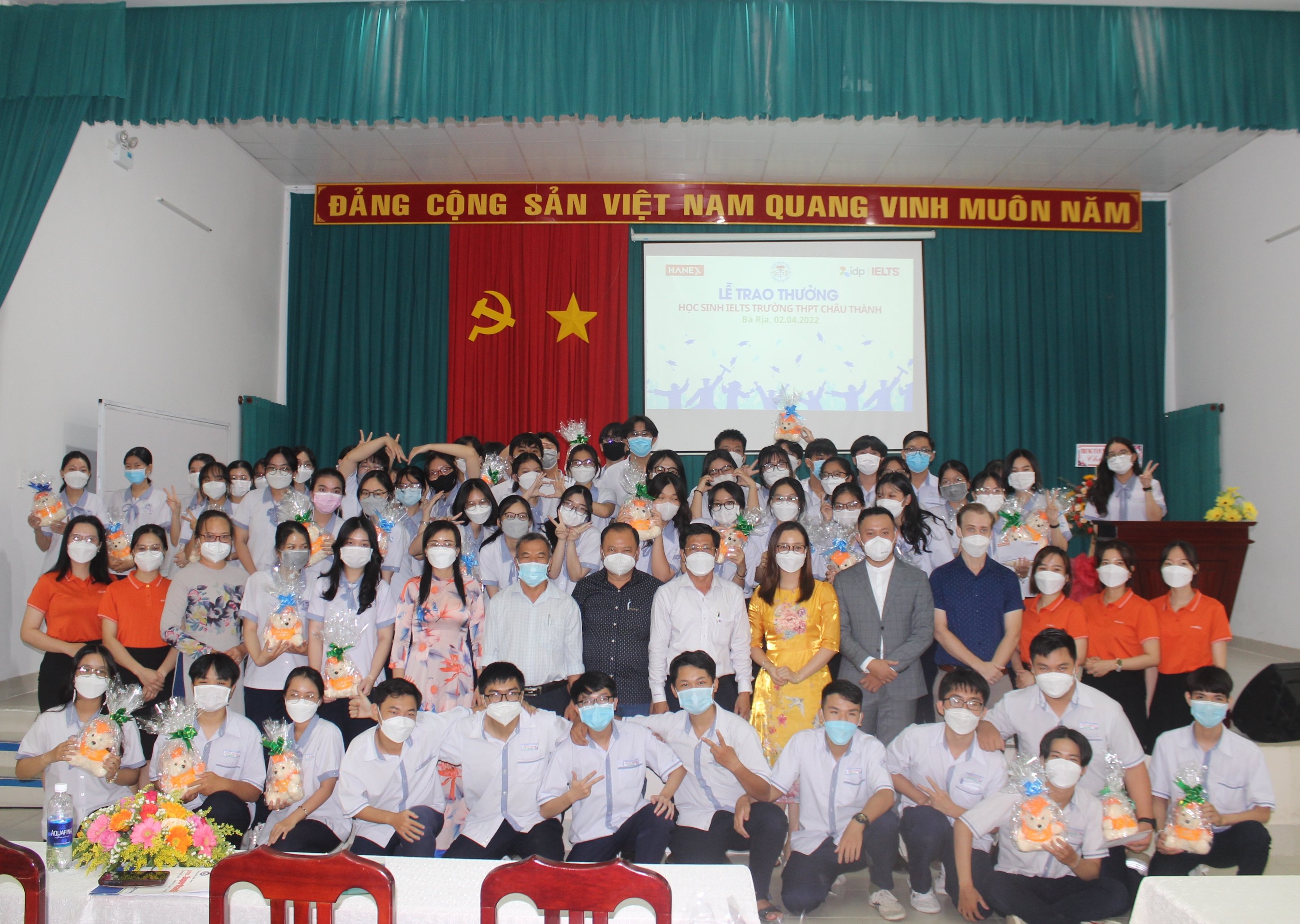 Ban Giám Hiệu và đại diện Trung tâm Ngoại ngữ HANEX chụp hình lưu niệm với các HS.