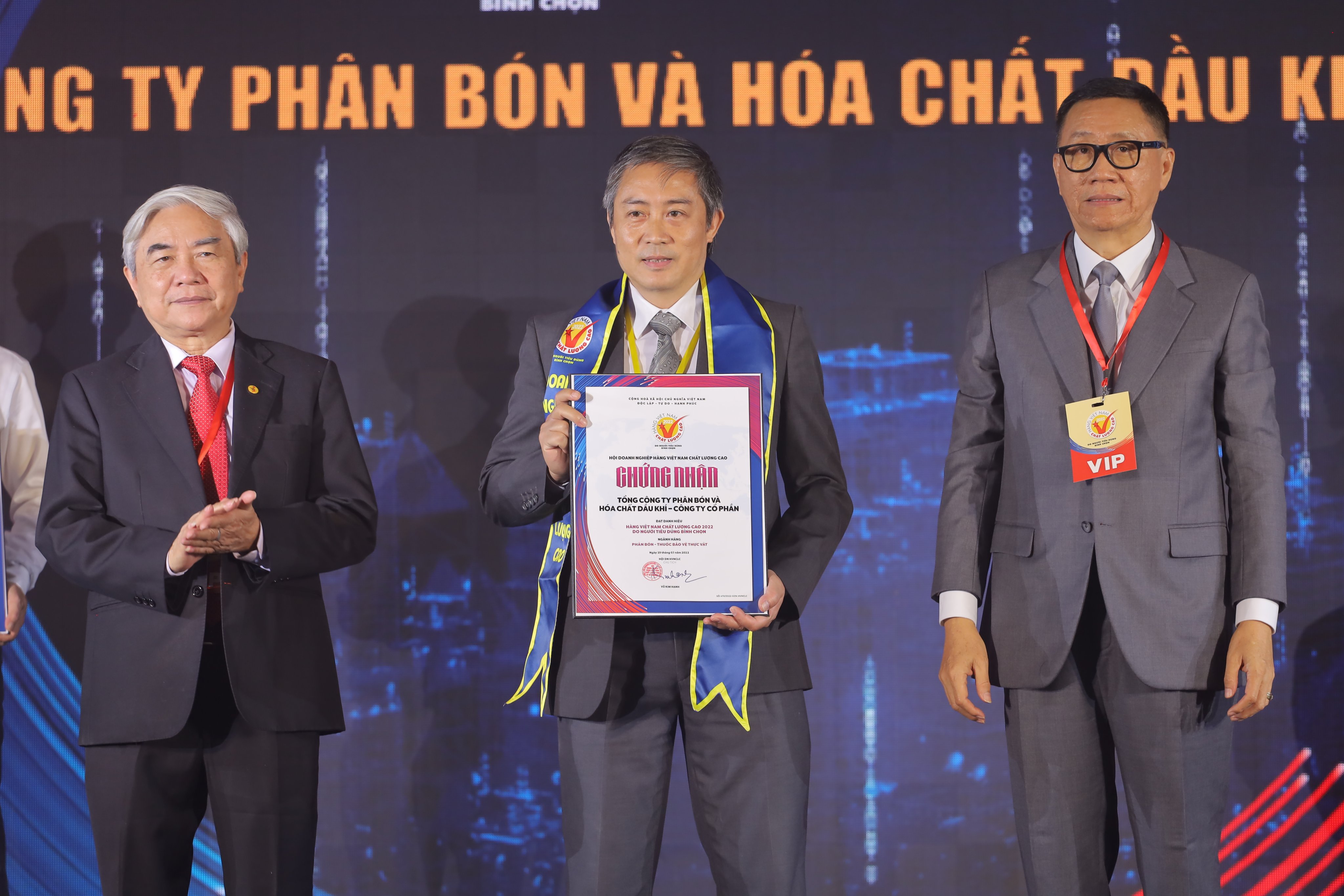 Đại diện PVFCCo nhận Giấy chứng nhận là hàng Việt Nam chất lượng cao tại lễ vinh danh.