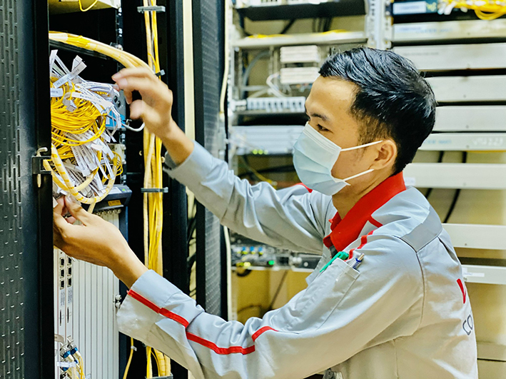 BR-VT đã và đang đầu tư mạnh cho hạ tầng kỹ thuật số để giúp các DN nhanh chóng thực hiện CĐS toàn diện. Trong ảnh: Nhân viên Viettel BR-VT kiểm tra kỹ thuật tại trạm thu phát sóng.