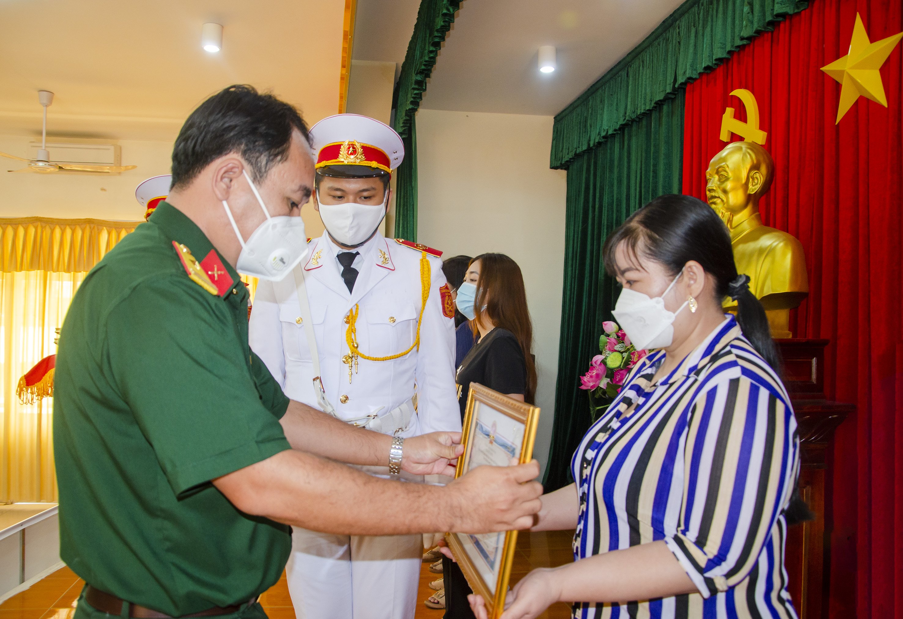 Đại diện Ban CHQS TP. Vũng Tàu trao tặng Giấy khen cho các gia đình có thành tích xuất sắc trong công tác tuyển chọn và gọi công dân nhập ngũ năm 2022.