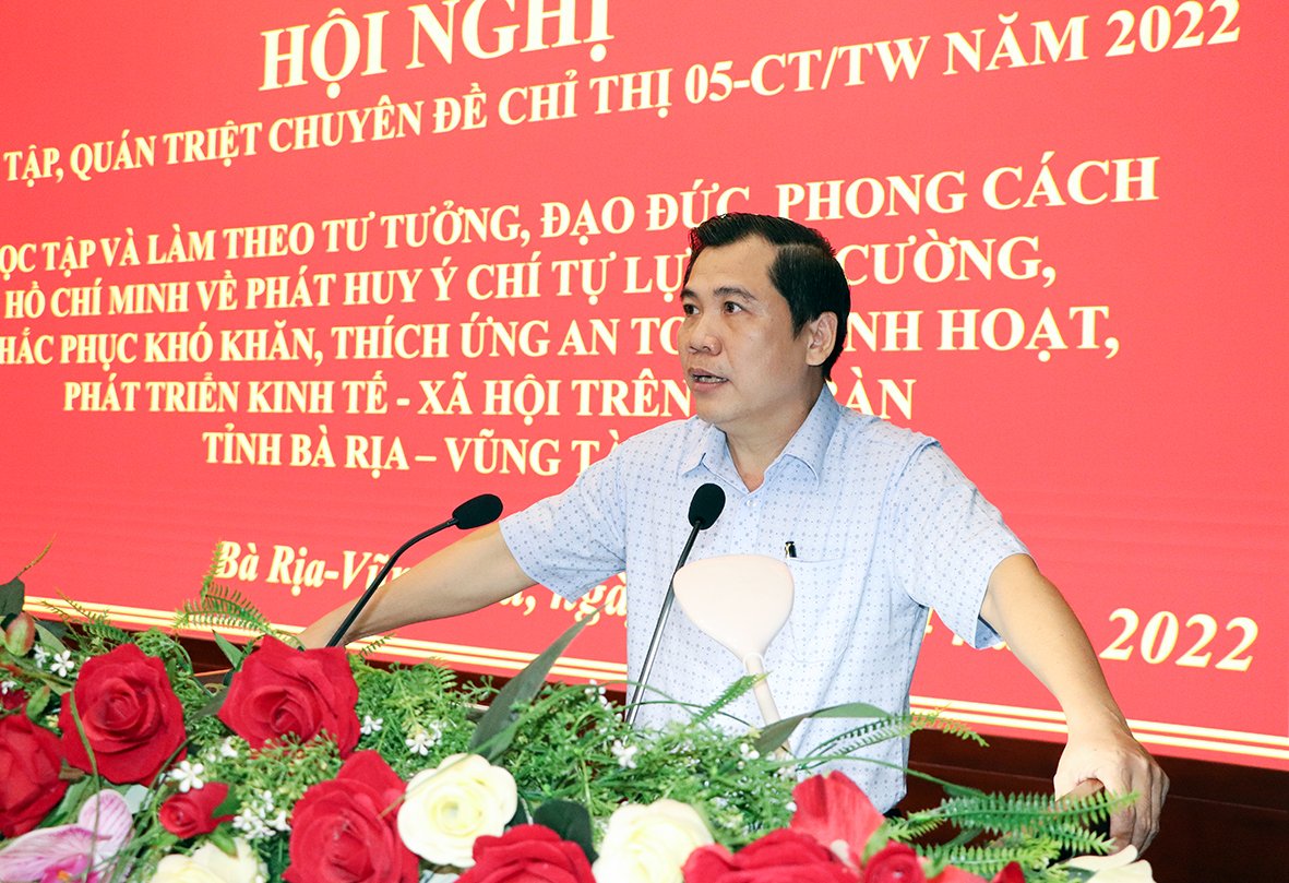 Ông Nguyễn Văn Thắng, Phó Trưởng Ban Tuyên giáo Tỉnh ủy phân tích, làm rõ chuyên đề Chỉ thị 05-CT/TW năm 2022 tại Hội nghị.