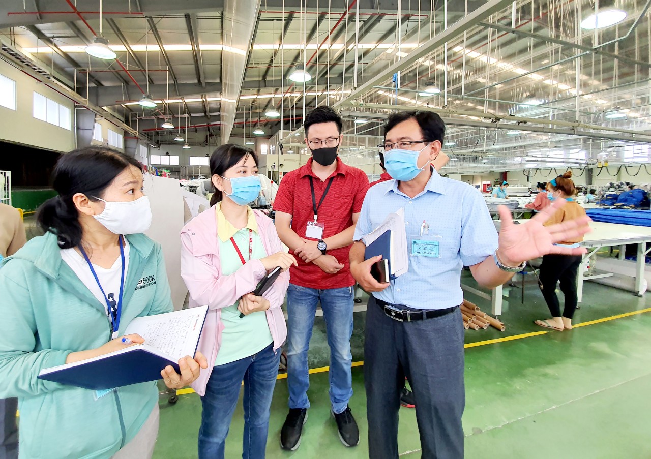 Đoàn kiểm tra công tác phòng, chống dịch COVID-19 kiểm tra việc thực hiện công tác phòng, chống dịch COVID-19 tại Công ty TNHH E-TOP Việt Nam.