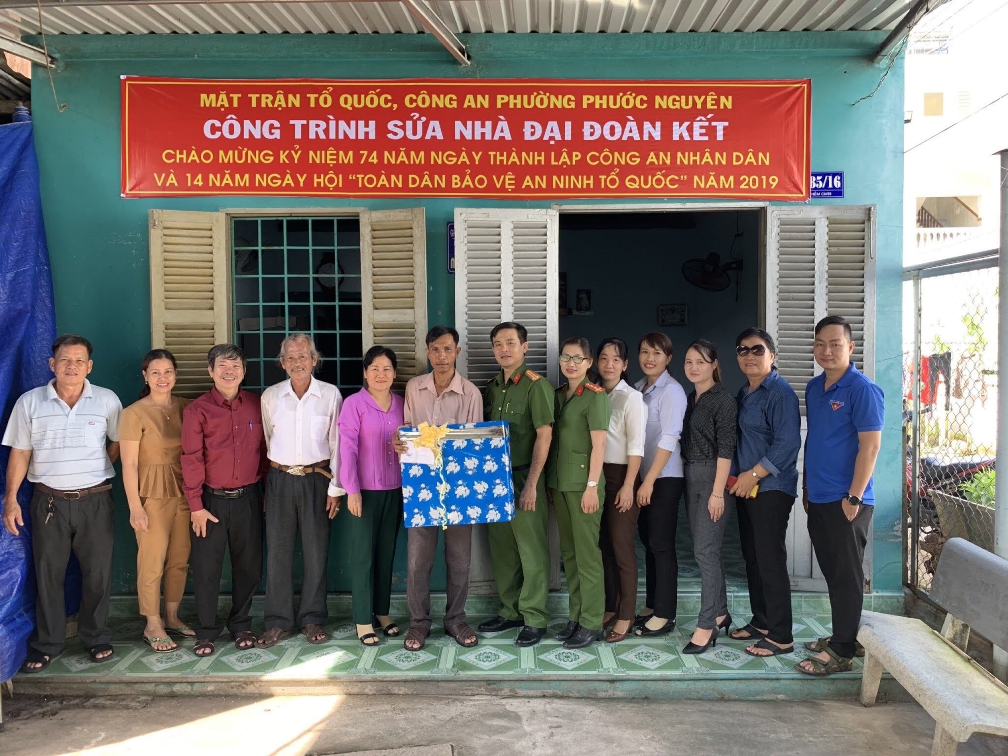 Ủy ban Mặt trận Tổ quốc Việt Nam phường Phước Nguyên vận động sửa nhà cho hộ khó khăn trên địa bàn.