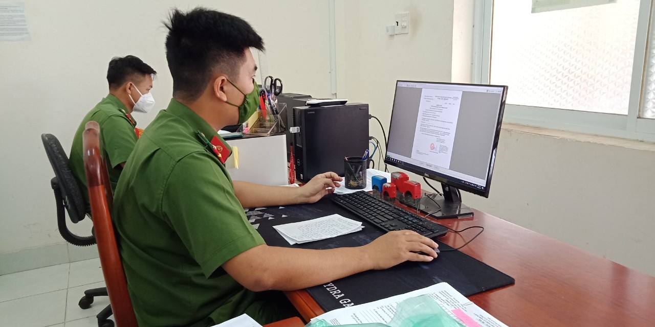 Công an TT. Long Hải (huyện Long Điền) rà soát khai báo lưu trú của người dân qua mạng internet.
