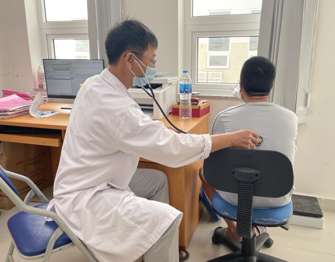 Bác sĩ Khương Văn Bình, Bệnh viện Vũng Tàu thăm khám cho bệnh nhân HIV.