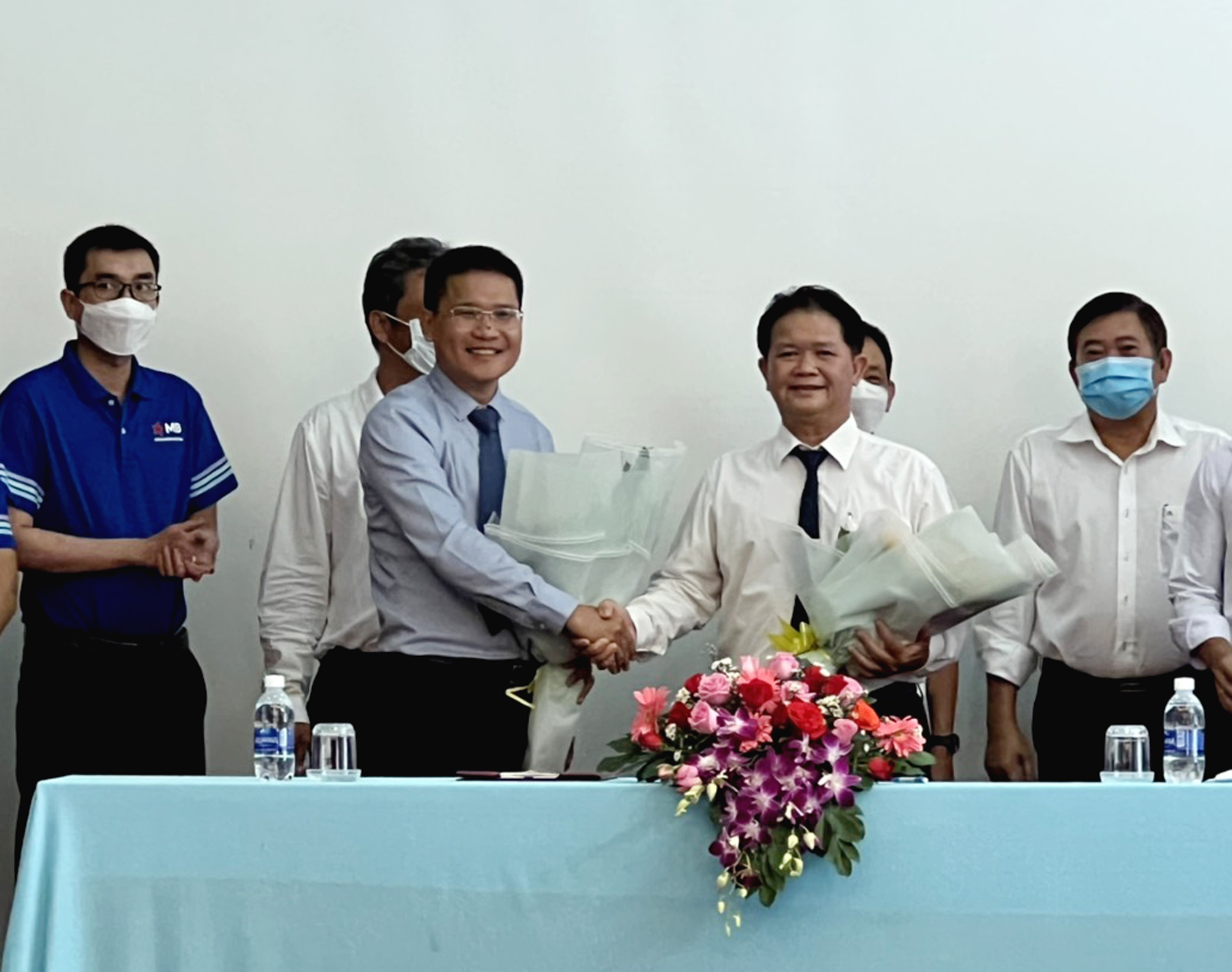 Đại diện Công ty Điện lực BR-VT (phải) và Ngân hàng MB ký kết hợp tác triển khai chương trình “Gắn kết địa phương của MB” và “Thanh toán tiền điện không dùng tiền mặt” năm 2022.