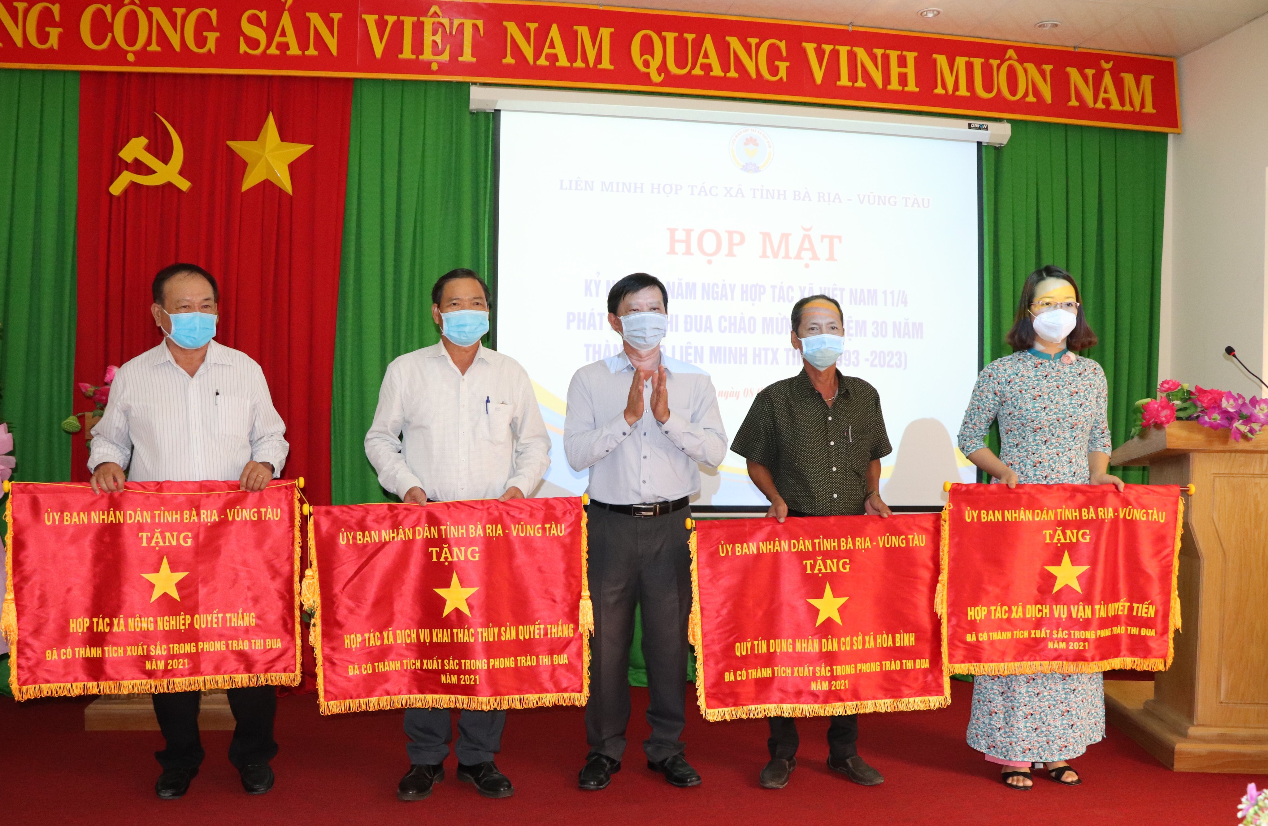 Ông Nguyễn Ngọc Thương, Chủ tịch Liên minh HTX tỉnh trao Cờ thi đua của UBND tỉnh cho 4 tập thể HTX đạt thành tích xuất sắc, đóng góp vào thành công chung của kinh tế tập thể trên địa bàn tỉnh.
