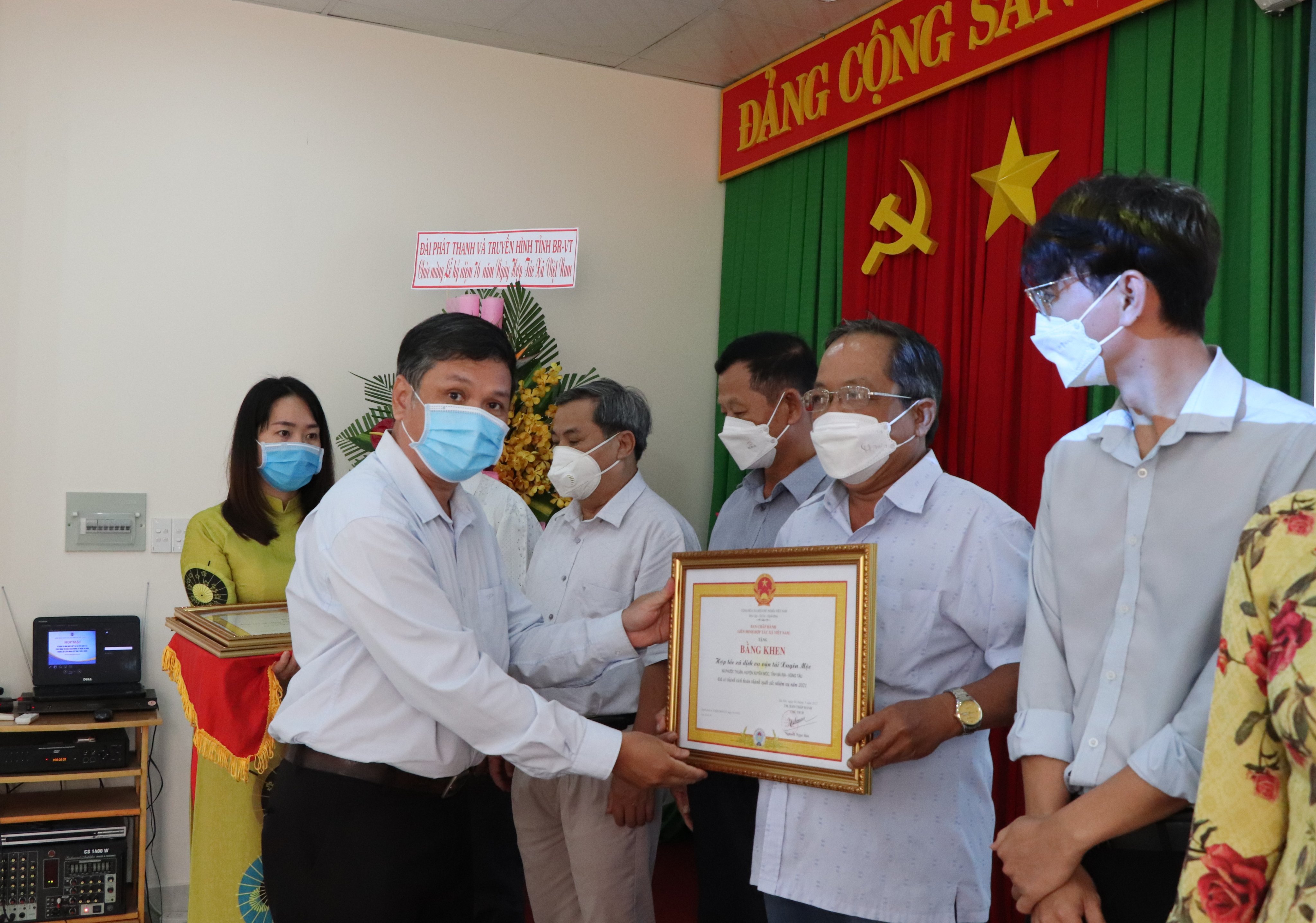 Ông Nguyễn Tài Thắng, Phó Chủ tịch Liên minh HTX tỉnh trao Bằng khen của Liên minh HTX Việt Nam cho 4 tập thể HTX và 4 cá nhân.