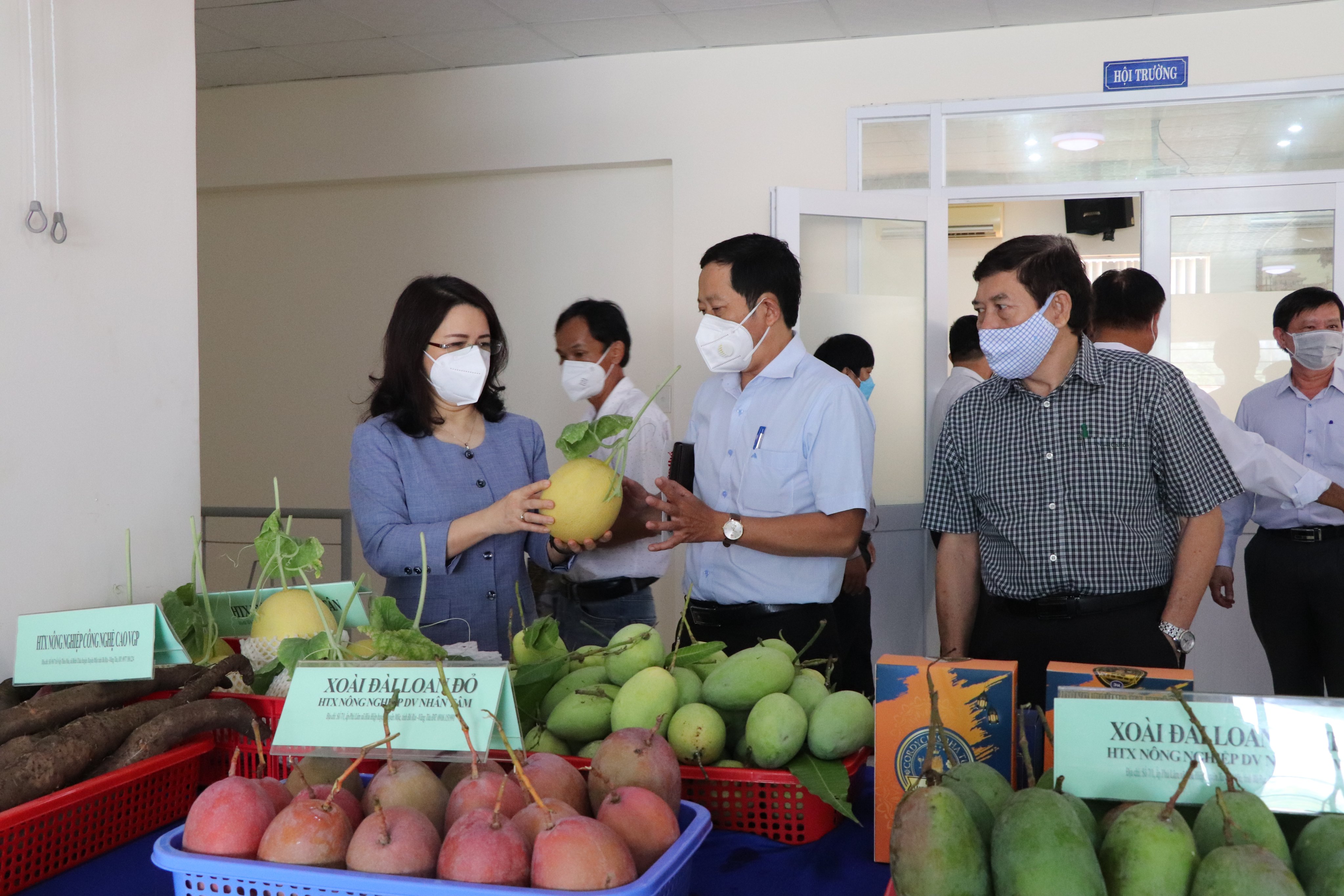 Đại biểu tham quan sản phẩm của các HTX trưng bày bên lề buổi họp mặt. 