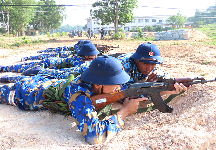 Chiến sĩ mới Trung tâm huấn luyện Vùng 2 Hải quân tham gia huấn luyện bắn súng AK.