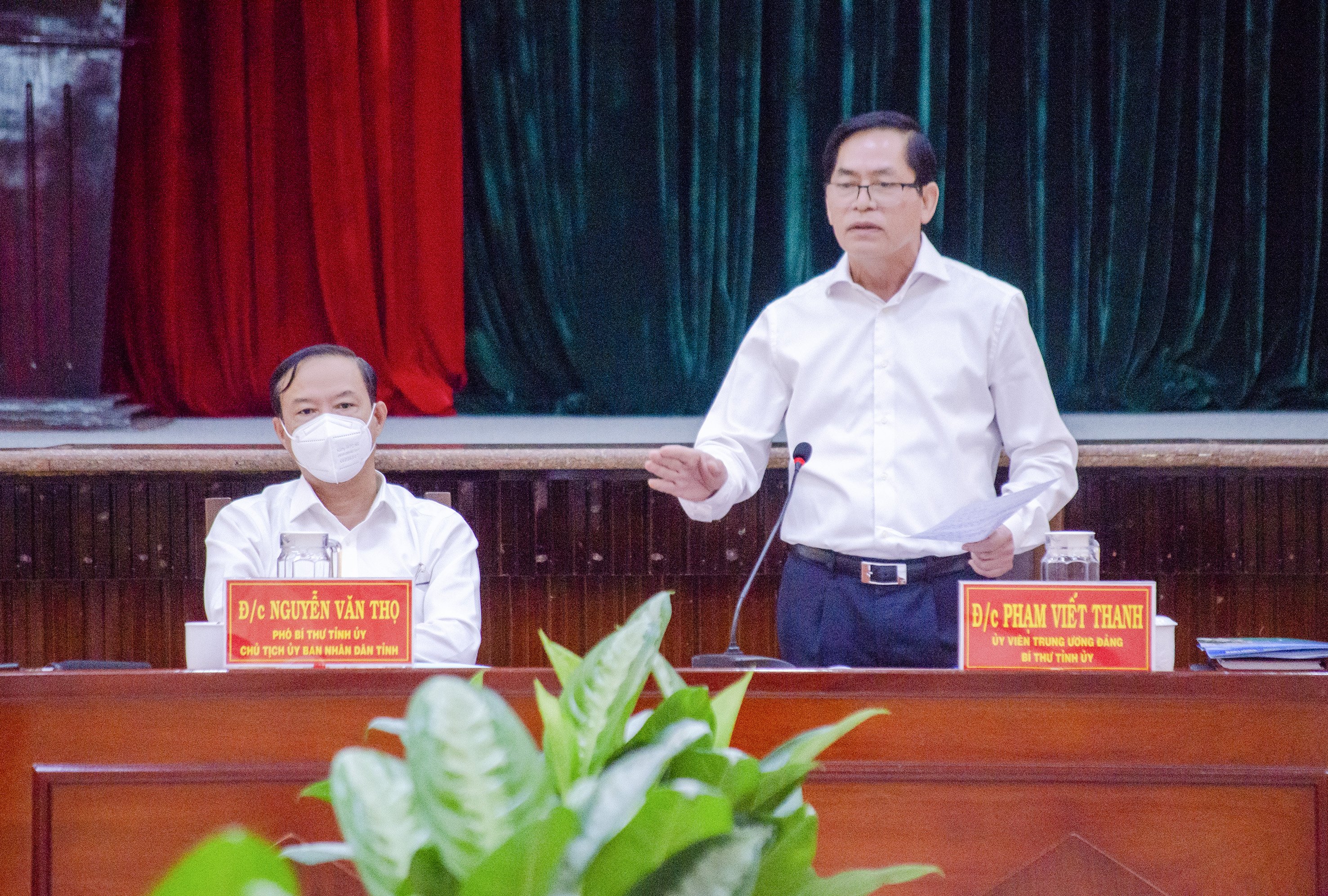 Ông Phạm Viết Thanh, Ủy viên Trung ương Đảng, Bí thư Tỉnh ủy, Chủ tịch HĐND tỉnh; ông Nguyễn Văn Thọ, Phó Bí thư Tỉnh ủy, Chủ tịch UBND tỉnh, chủ trì buổi làm việc. 
